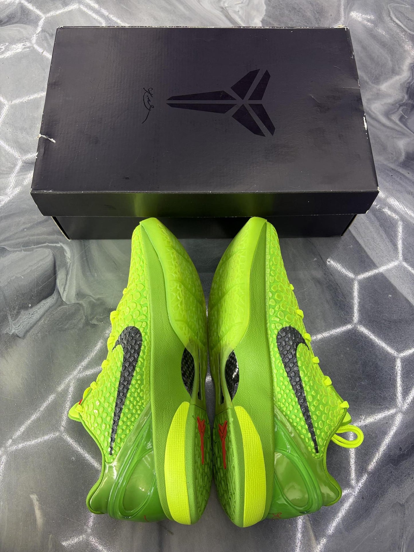 Kobe 6 "Grinch" Used Size 10.5