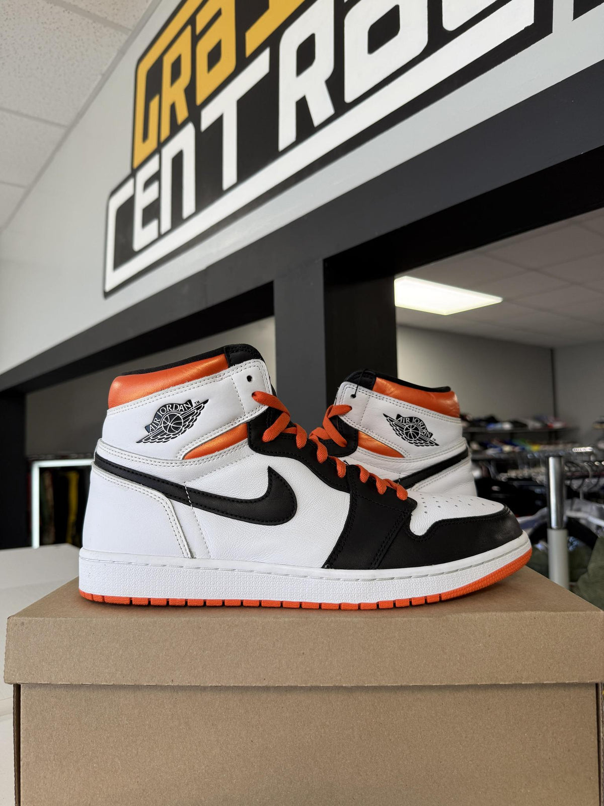 Jordan 1 "Electro Orange" Used Size 13