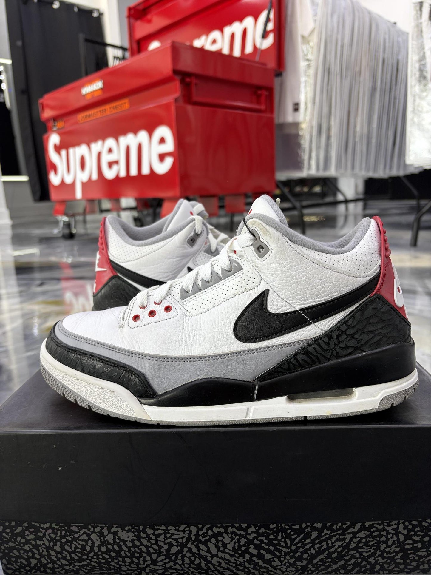 Jordan 3 "Tinker Hatfield" Size 9