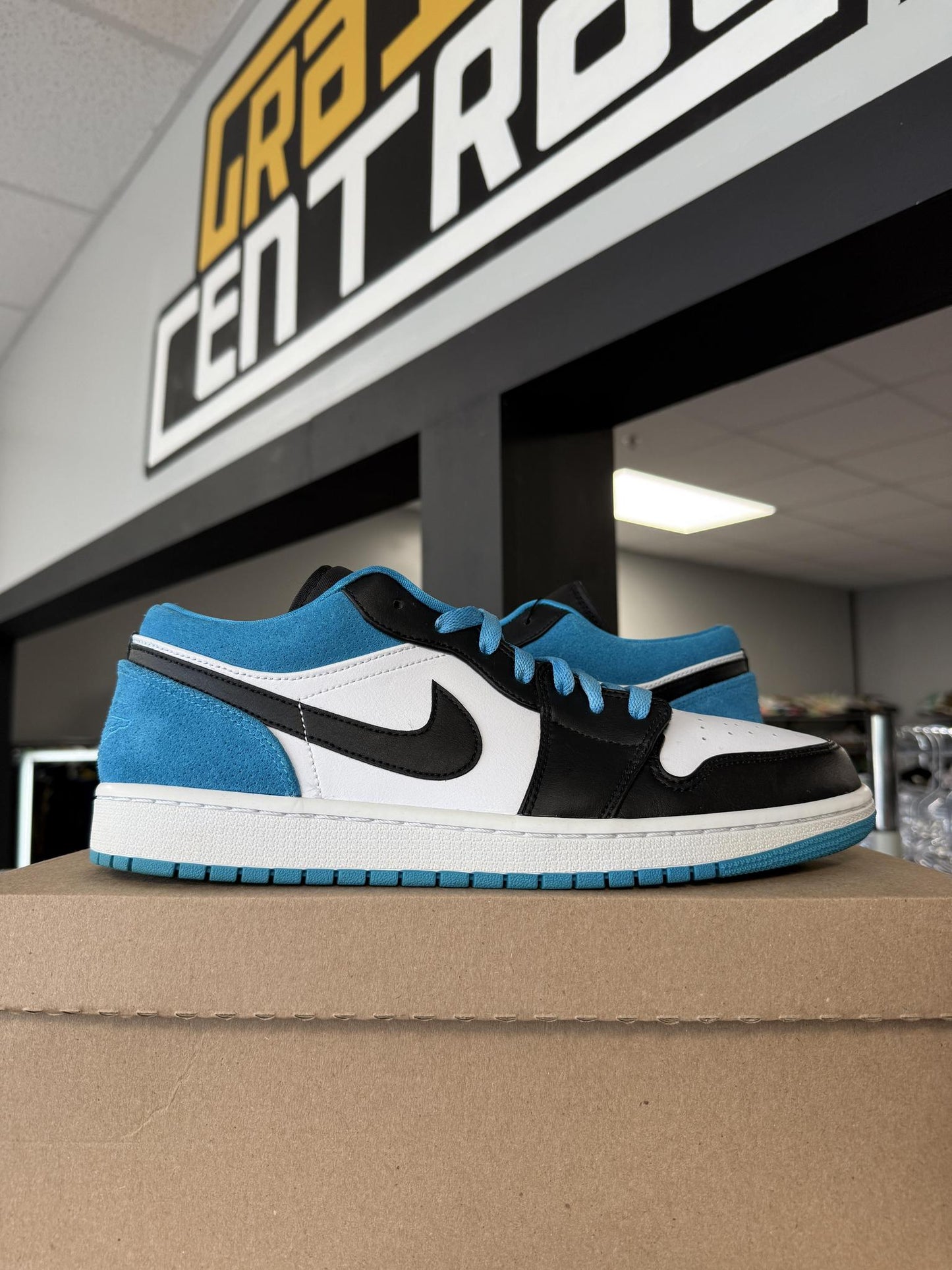 Jordan 1 Low "Blue Laser" Used Size 11.5