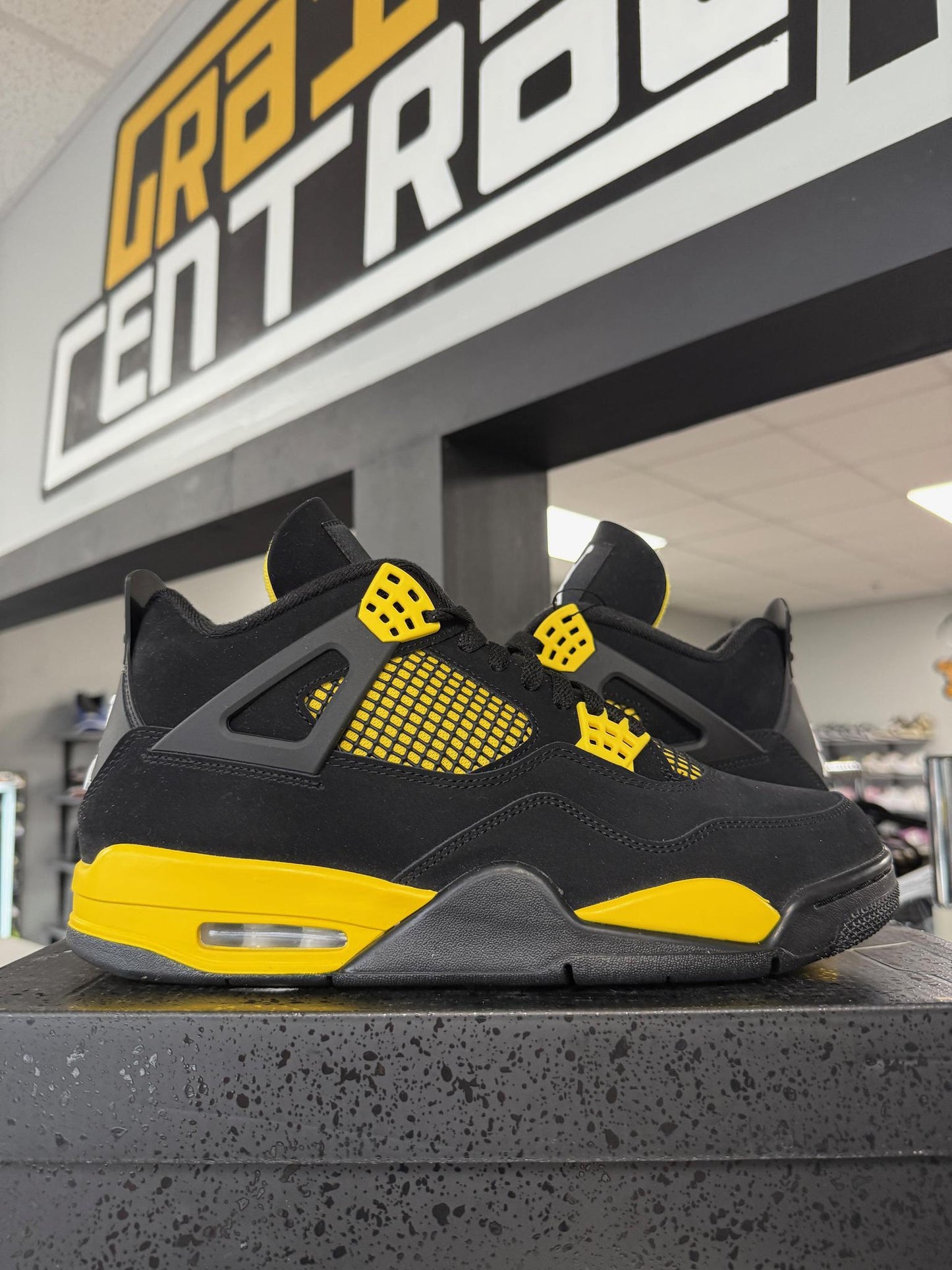 Jordan 4 "Thunder" Used Size 11