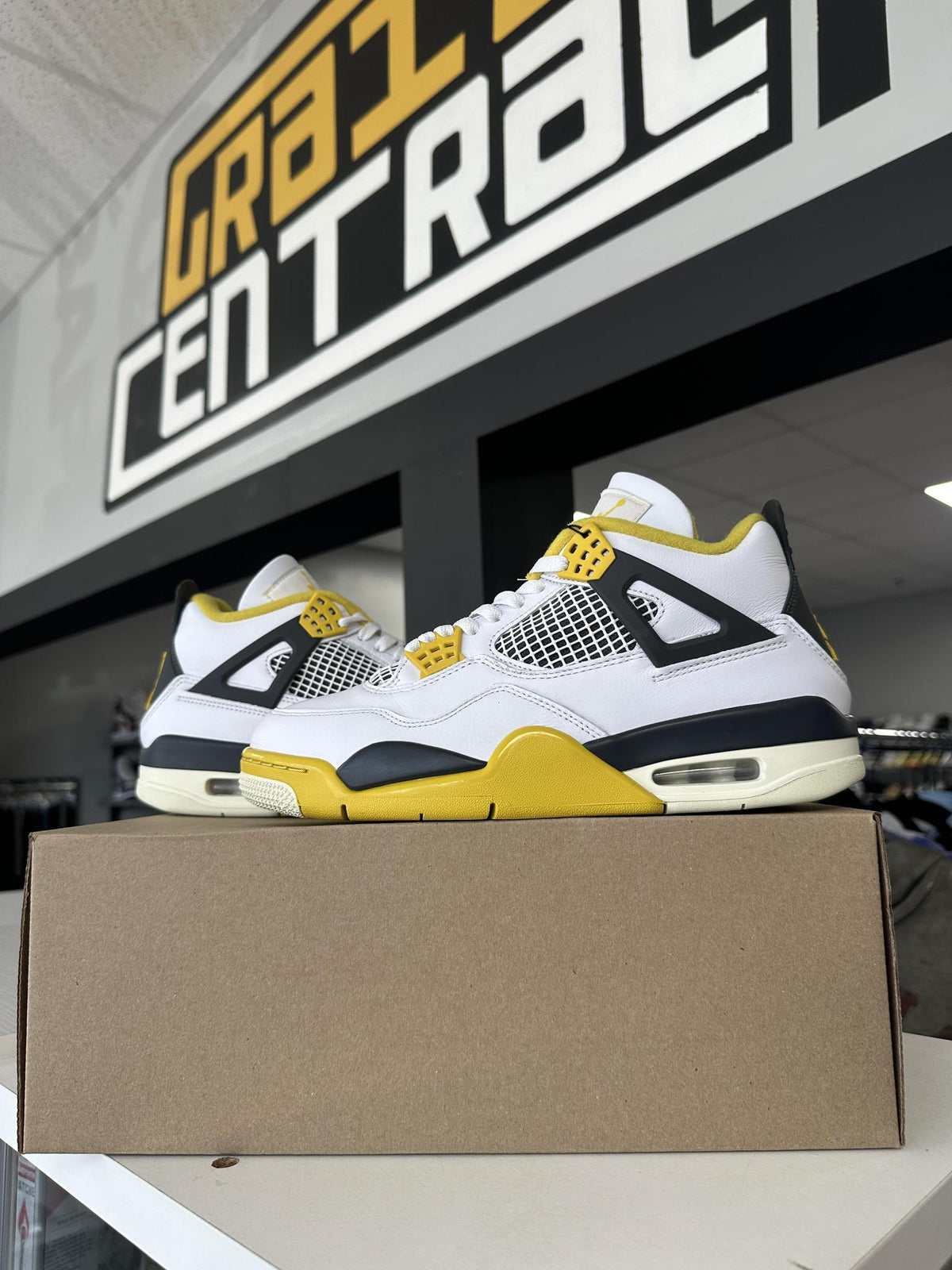 Jordan 4 Vivid Sulfur Used