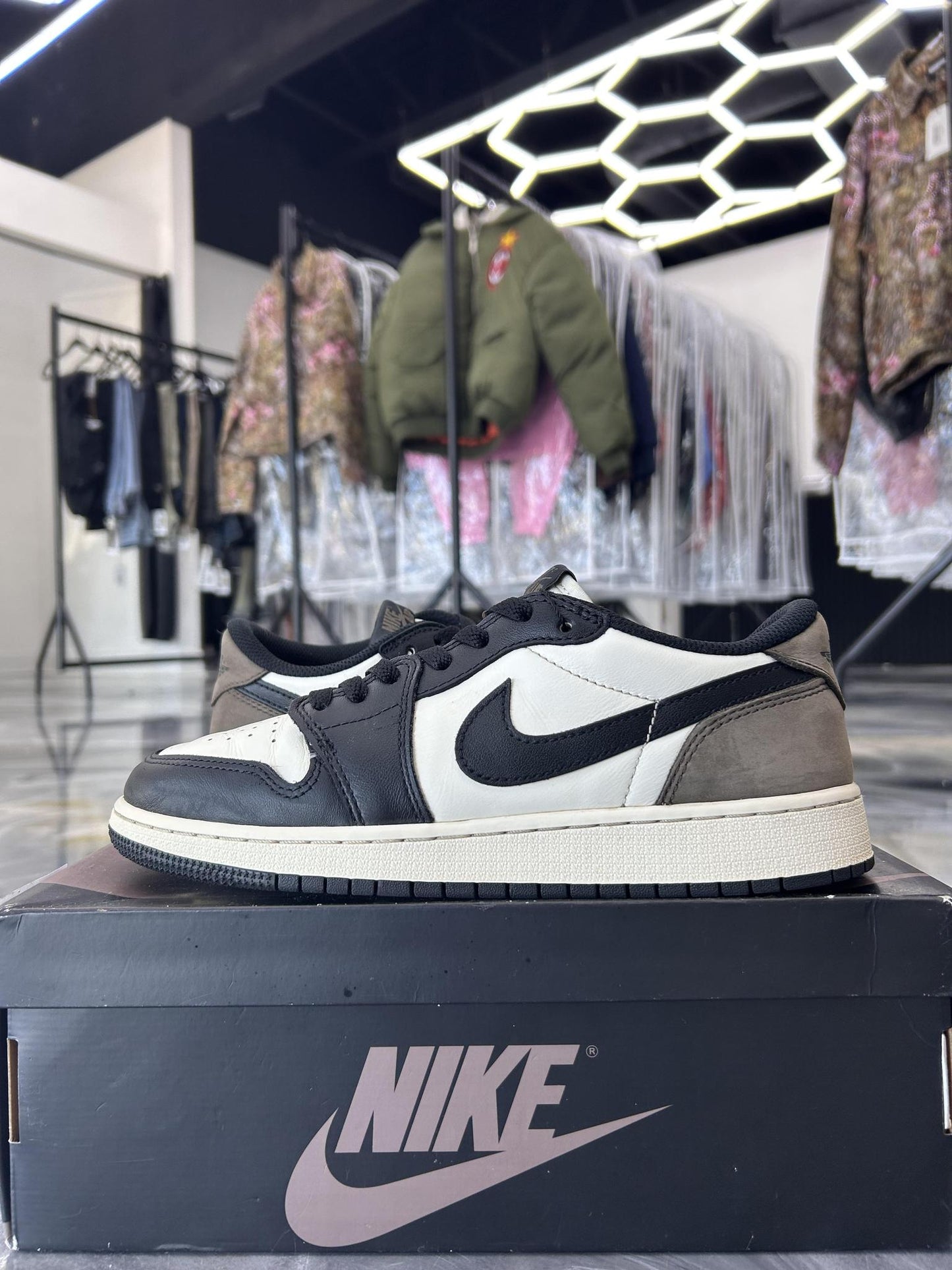 Jordan 1 "Mocha" Low Used Size 7Y/8.5W
