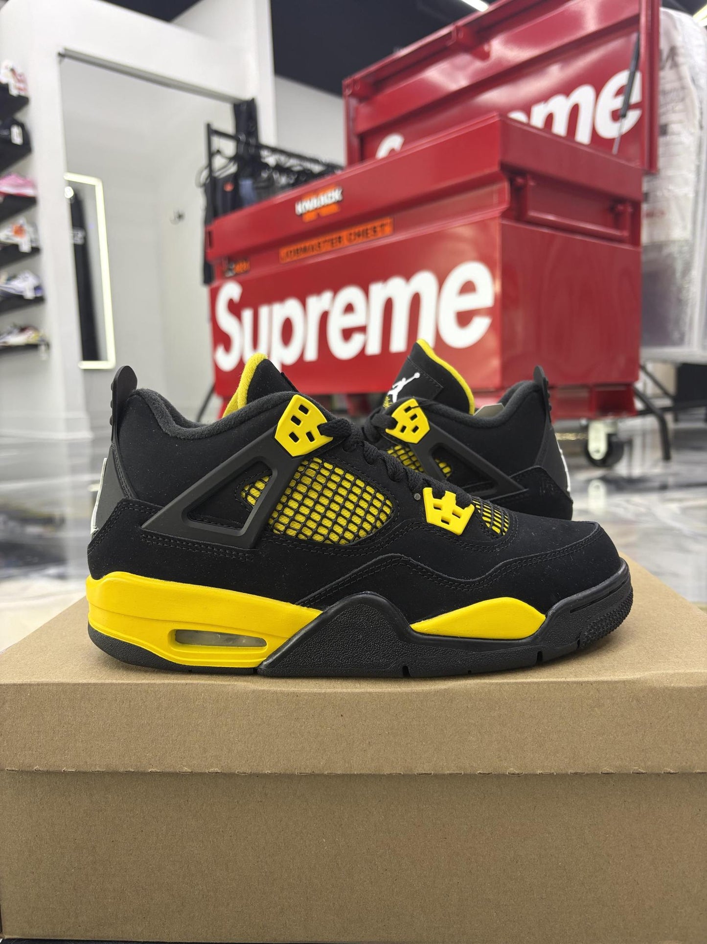 Jordan 4 "Thunder" Used Size 6Y/7.5W