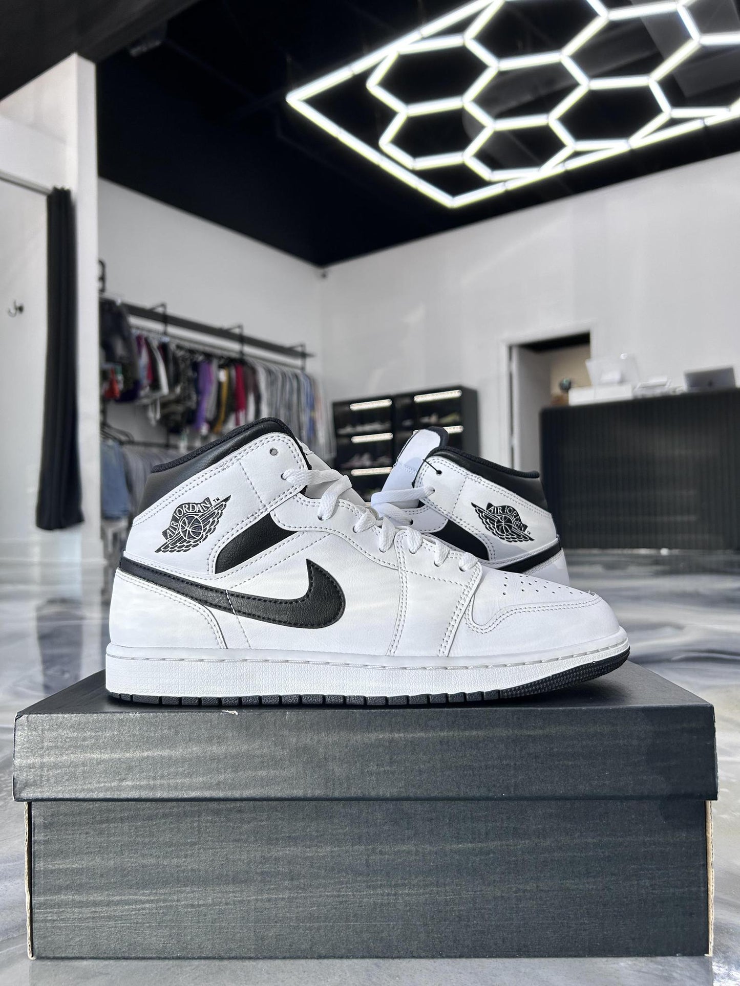 Jordan 1 Mid "Black White" Used Size 9.5