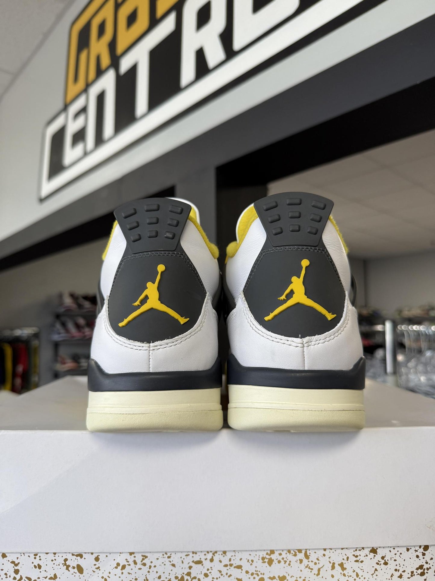 Jordan 4 "Vivid Sulfur" Used Size 10.5