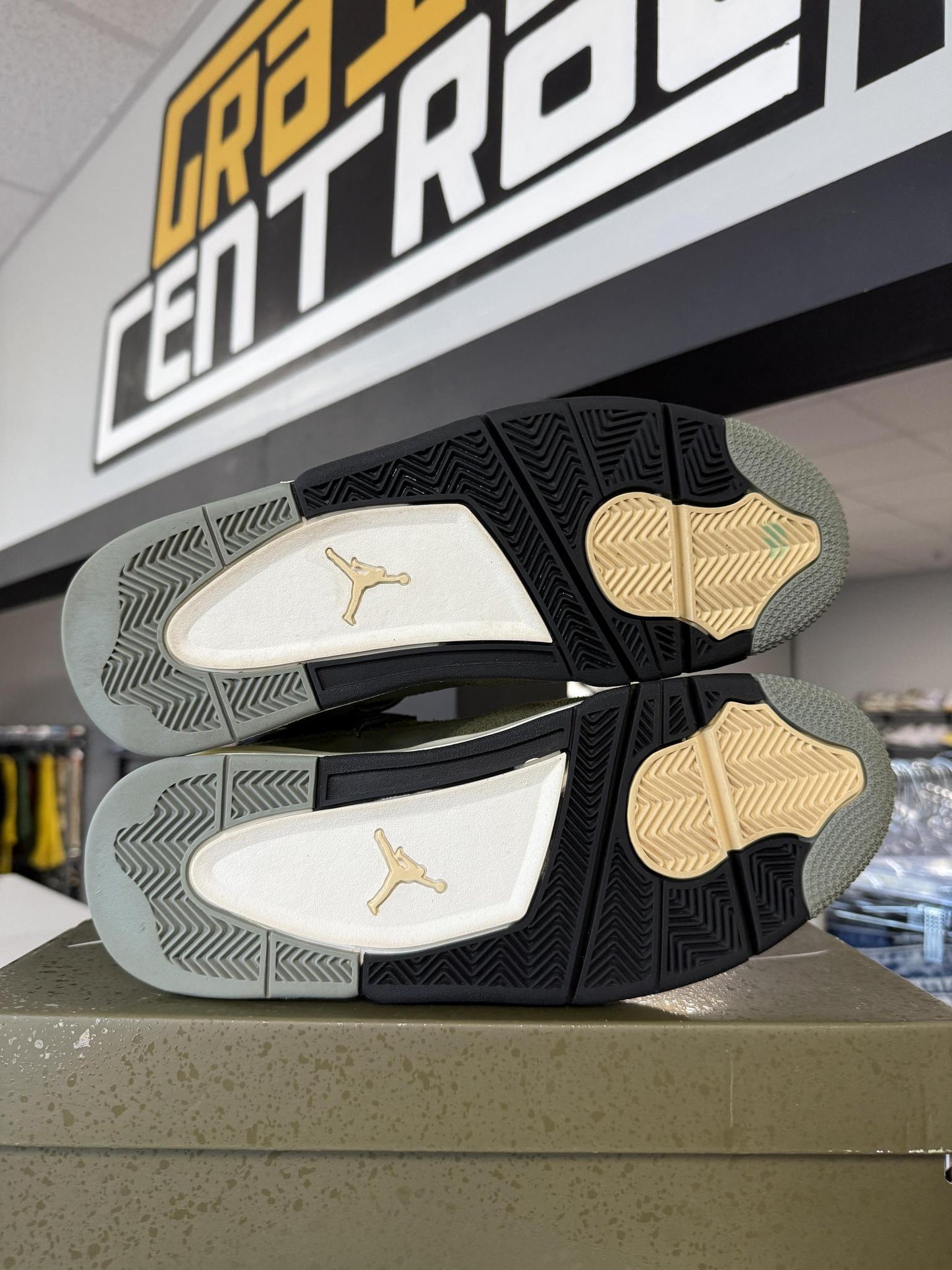 Jordan 4 "Craft Olive" Used Size 10.5