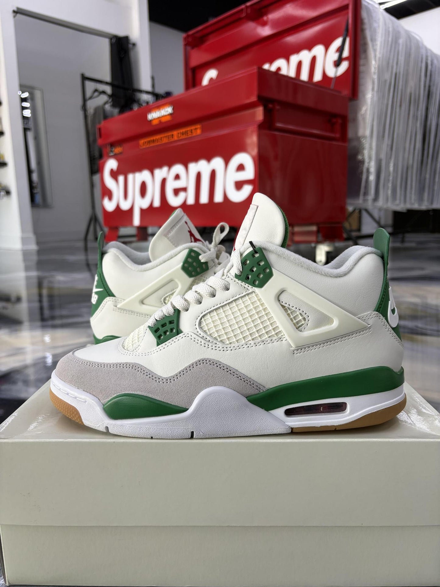 Jordan 4 SB "Pine Green" Used Size 9