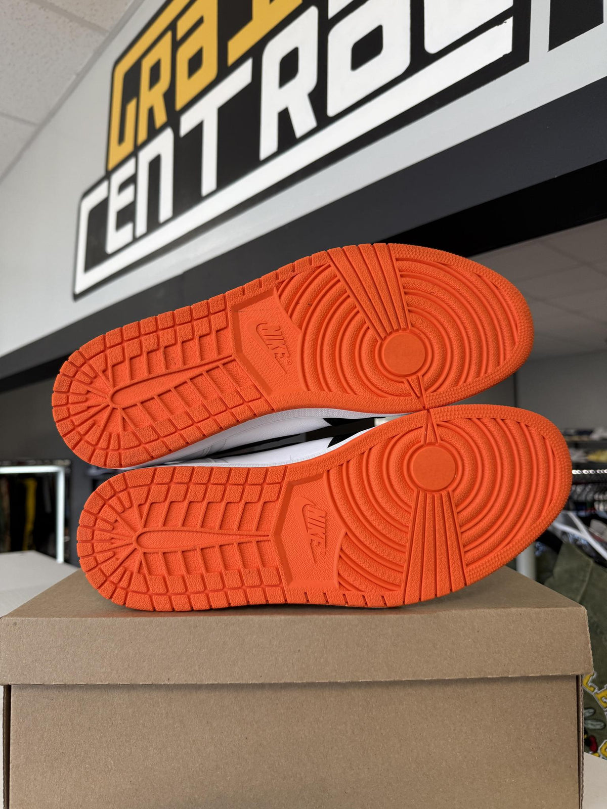 Jordan 1 "Electro Orange" Used Size 13