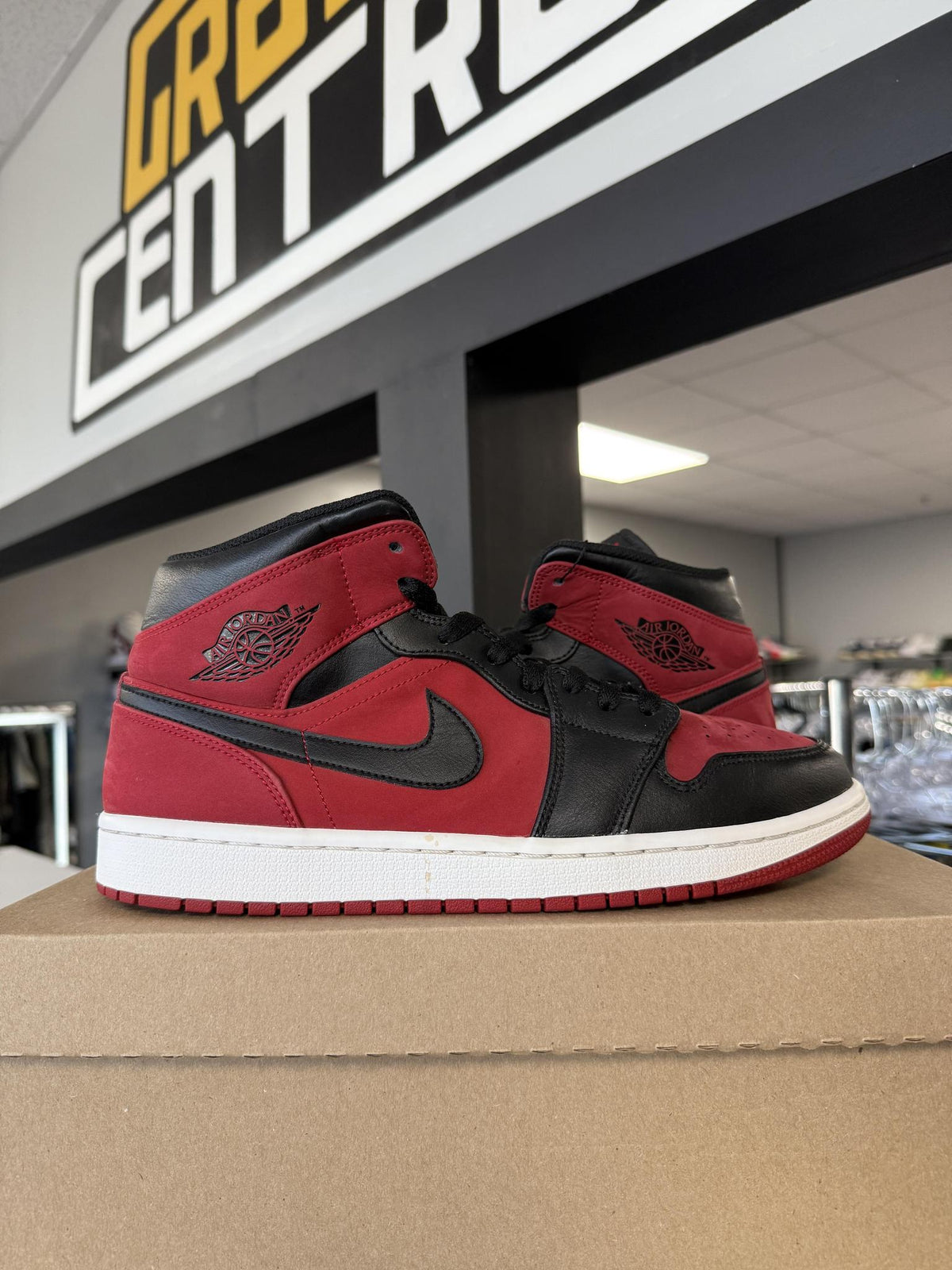 Jordan 1 Mid "Gym Red Black" Used Size 10.5