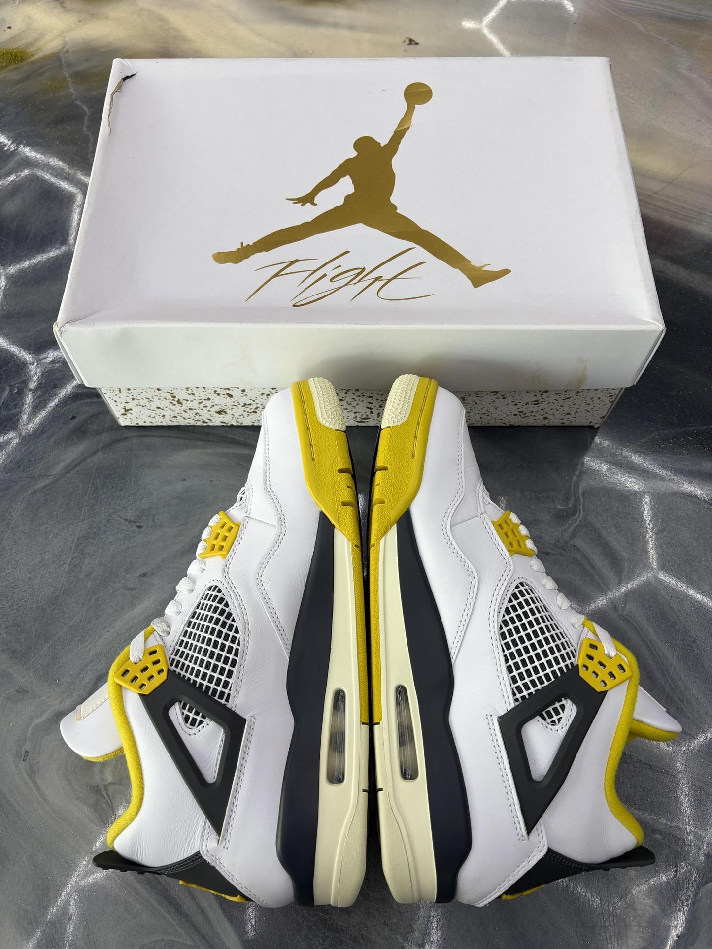 Jordan 4 "Vivid Sulfur" Used Size 10.5W/9M