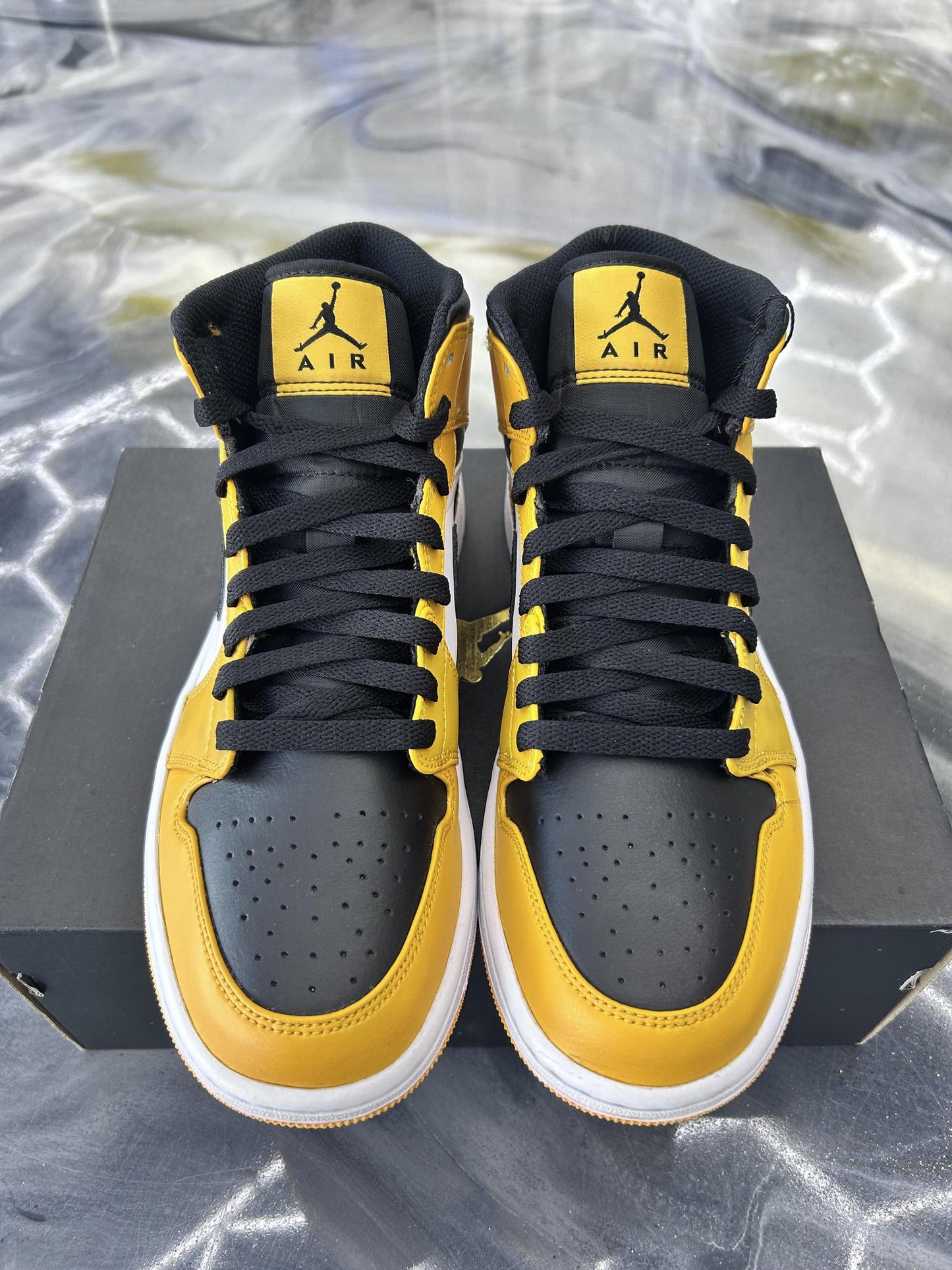 Jordan 1 Mid "University Gold" Used Size 8