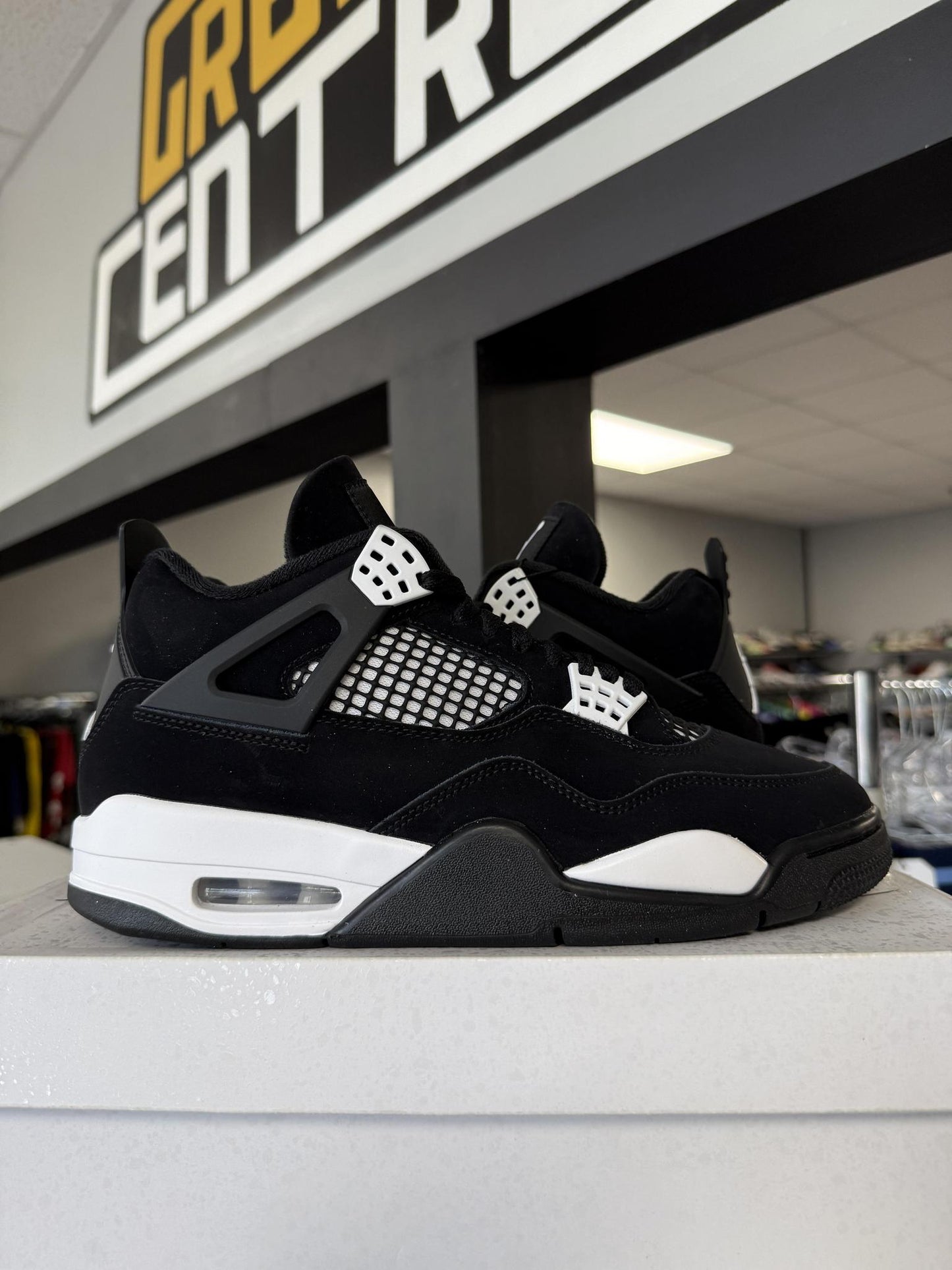 Jordan 4 "White Thunder" Used Size 9