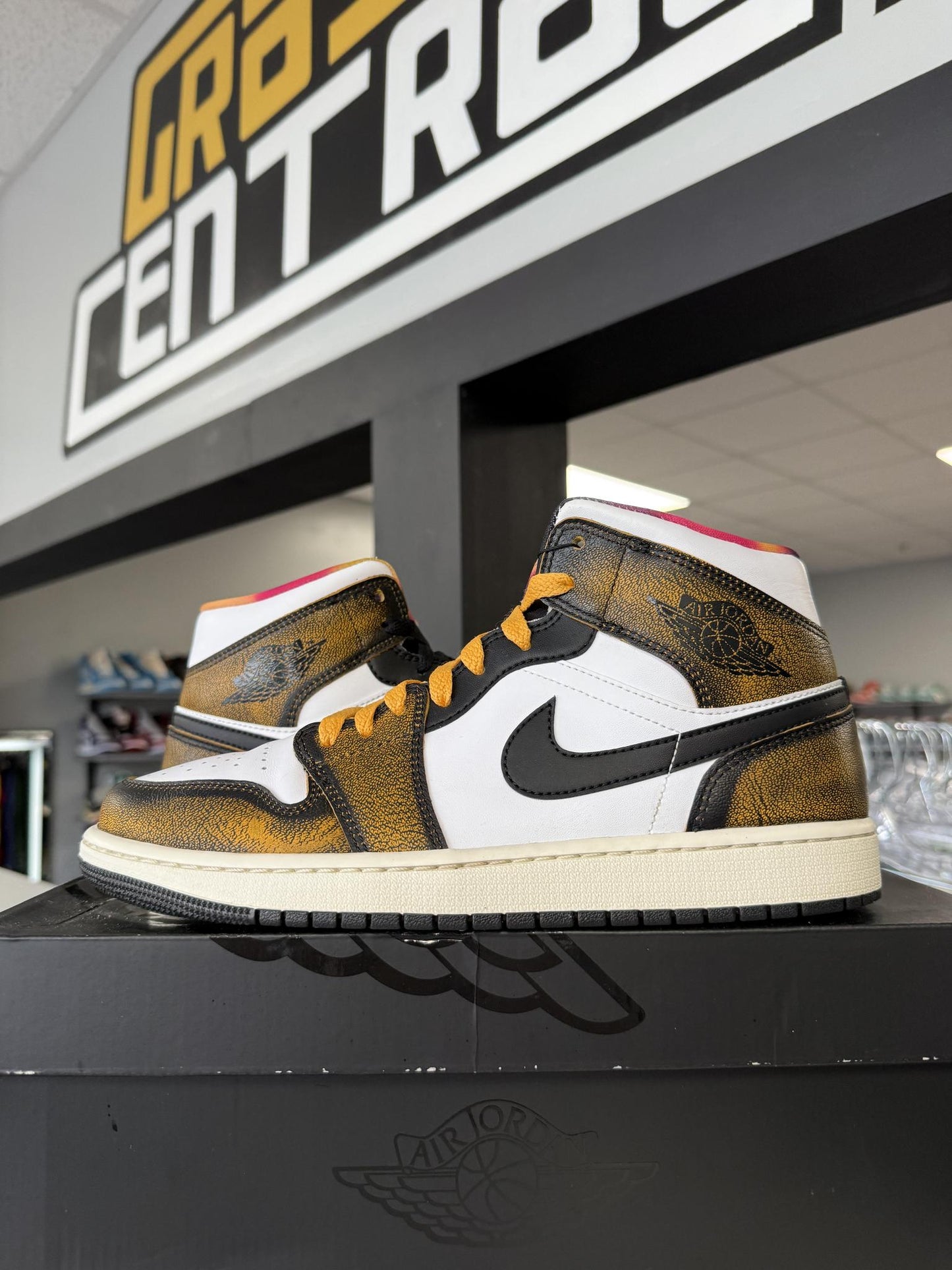 Jordan 1 Mid "Orange Wear Away" Used Size 9.5