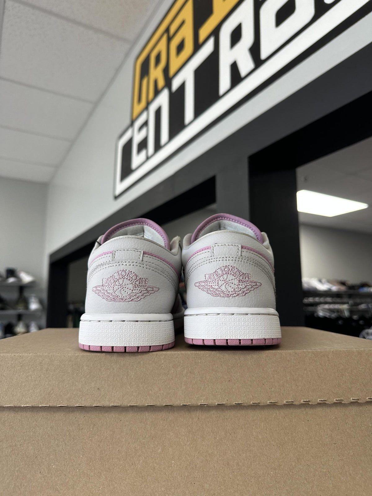 Jordan 1 Low Orchid Neutral Grey Used