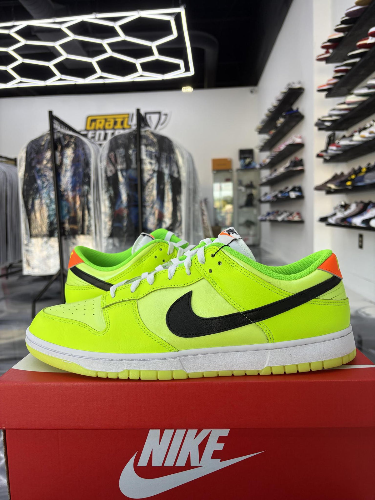 Dunk Low "Splash Volt" Used Size 15