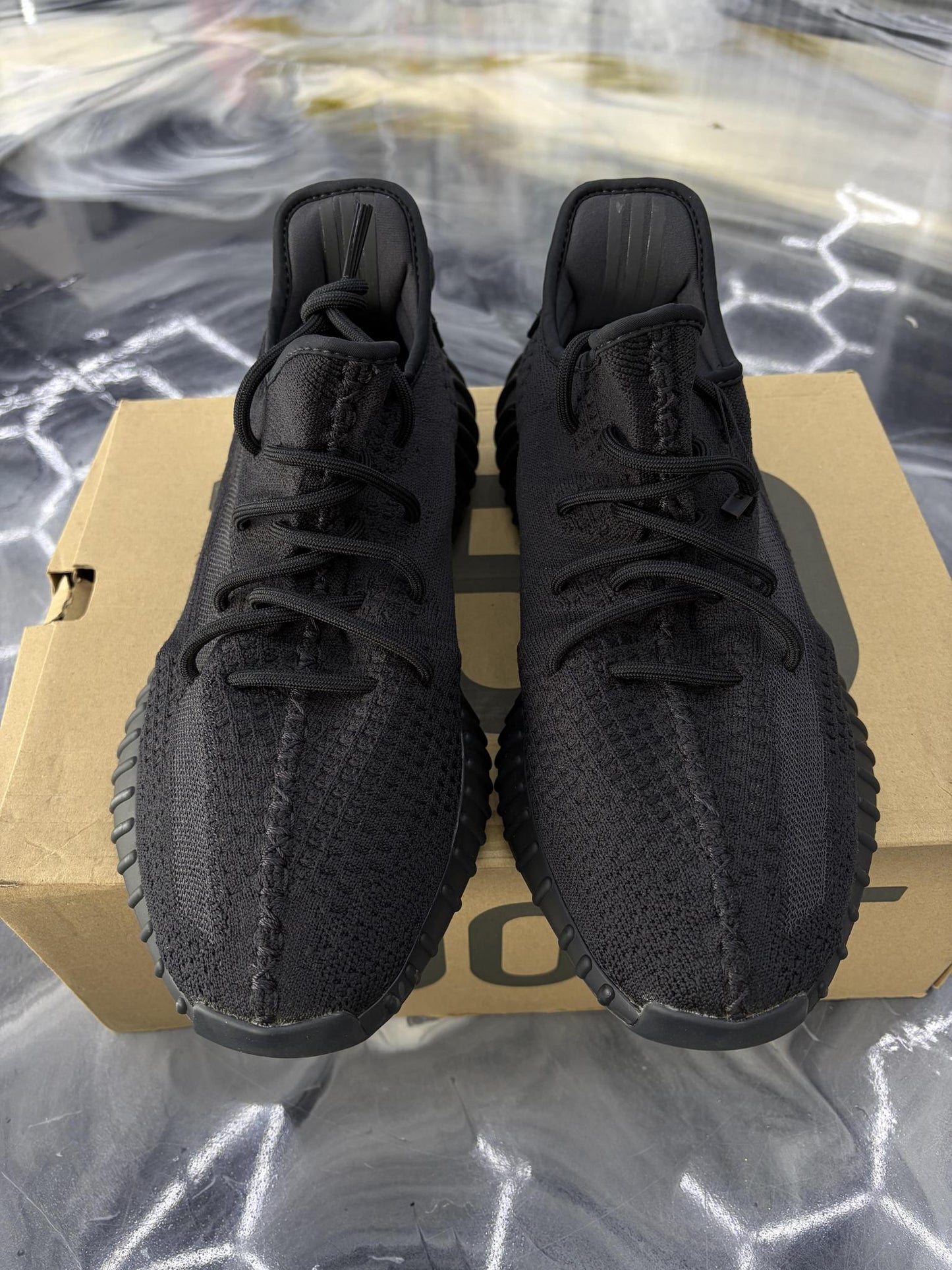 Yeezy 350 V2 "Onyx" Used Size 11.5