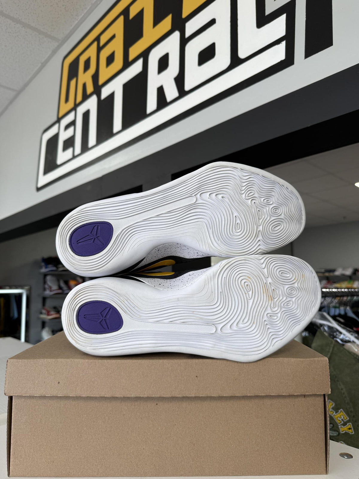 Nike Kobe 9 Low Protro "Black University Gold" Used Size 11.5