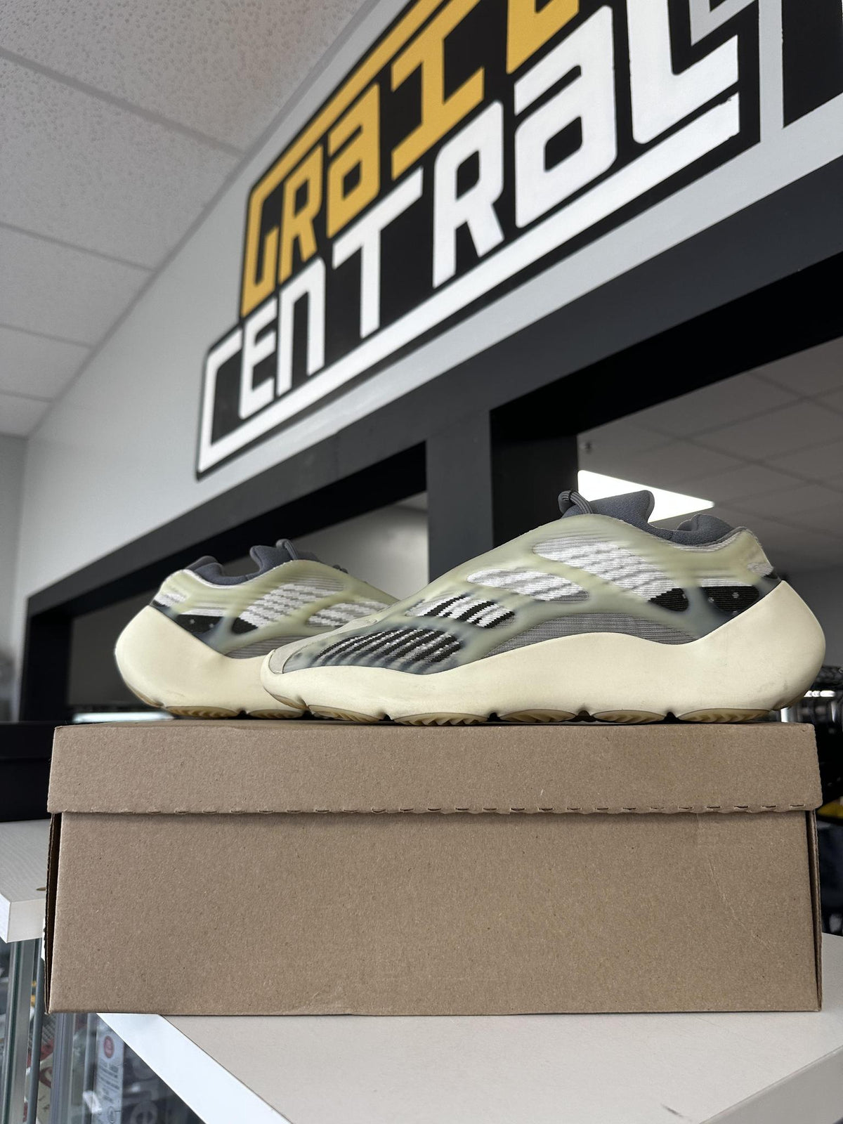 Adidas Yeezy 700 V3 "Grey Tan" 10 Used