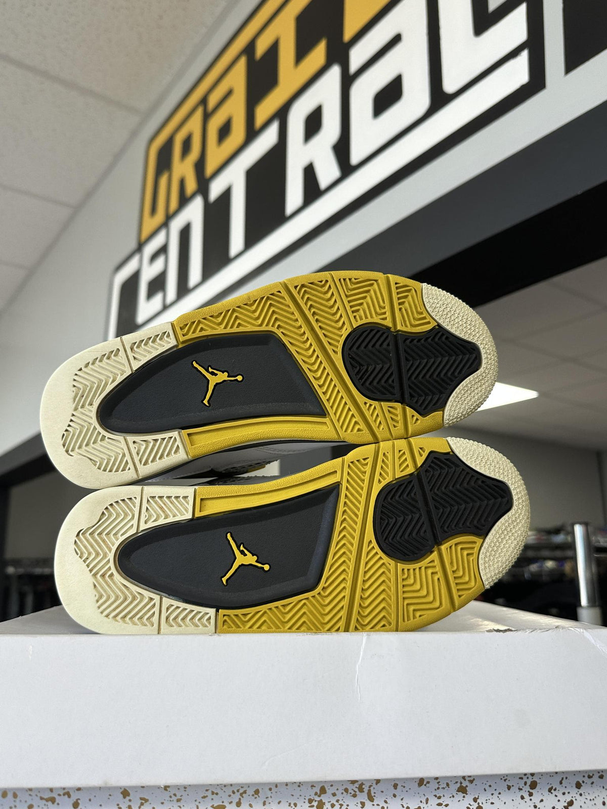 Jordan 4 "Vivid Sulfur" Size 5.5Y/7W Used