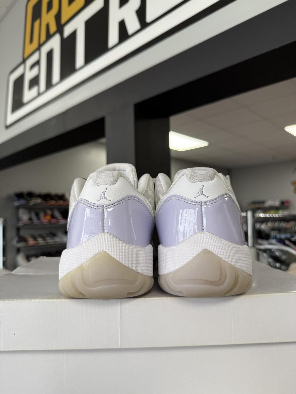 Jordan 11 Low "Pure Violet" Used Size 8.5