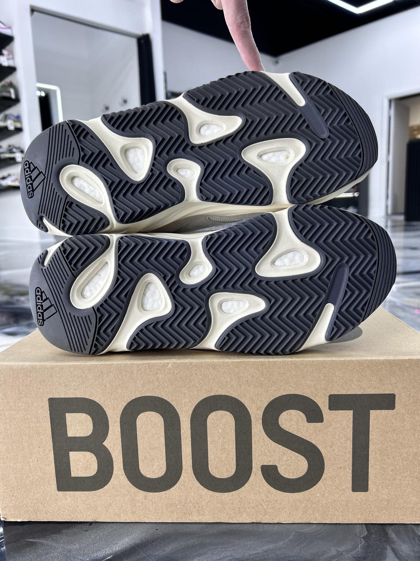 Yeezy 700 "Analog" Used Size 12.5