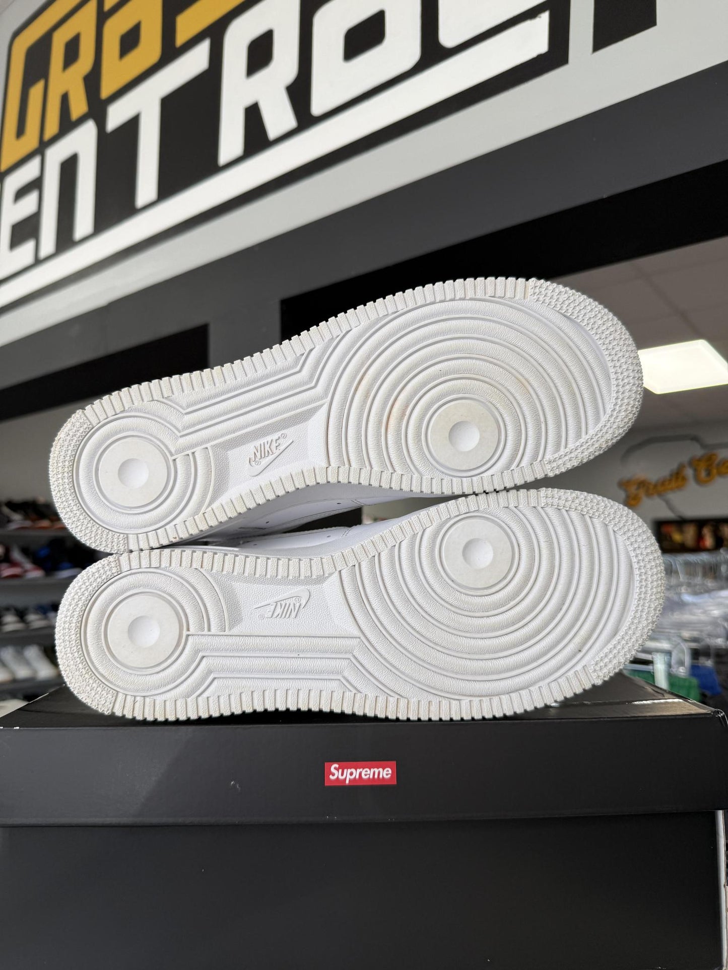 Nike Supreme Air Force One Low "White" Used Size 9