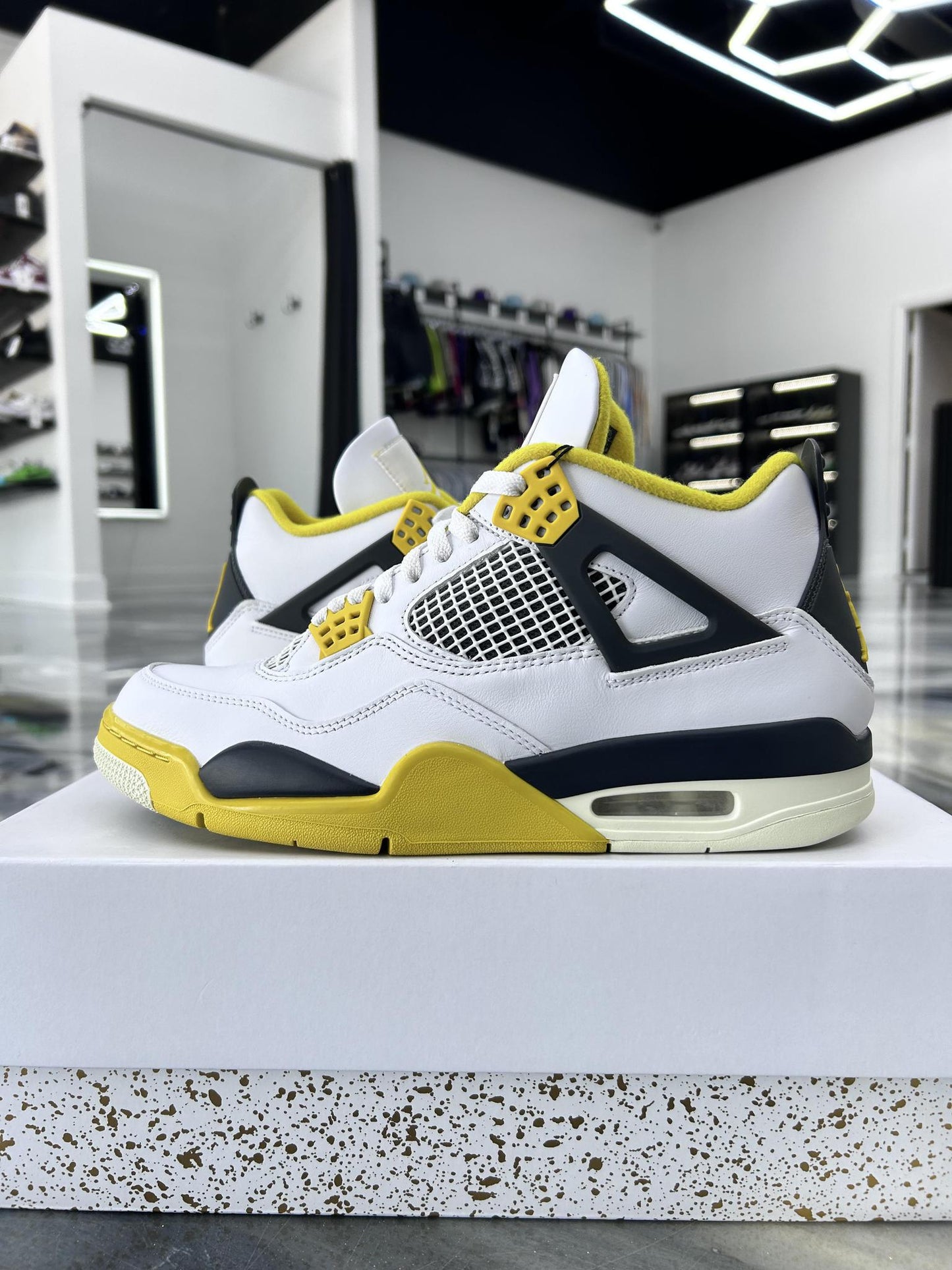 Jordan 4 "Vivid Sulfur" Used Size 10.5M/12W