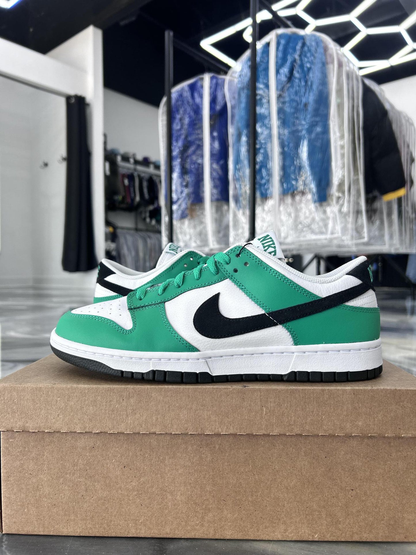 Nike Dunk Low "Lucky Green" Used Size 10.5