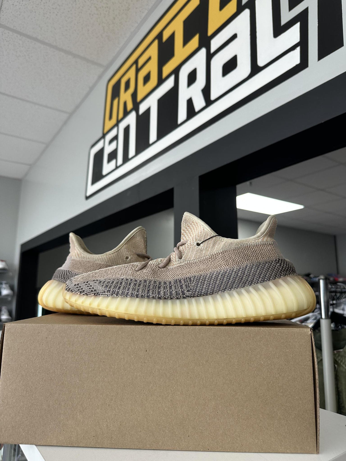 Yeezy 350 "Ash Pearl" Used Size 11.5
