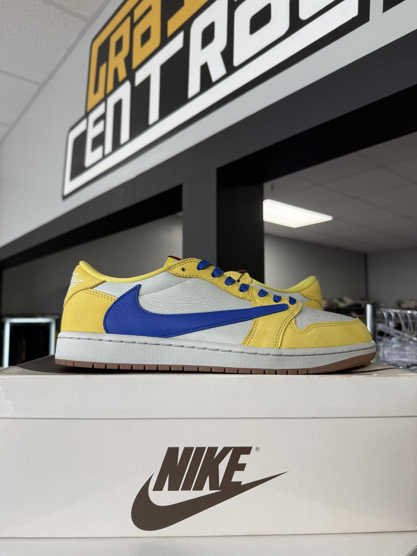 Jordan 1 Low x Travis Scott "Canary" Used Size 11