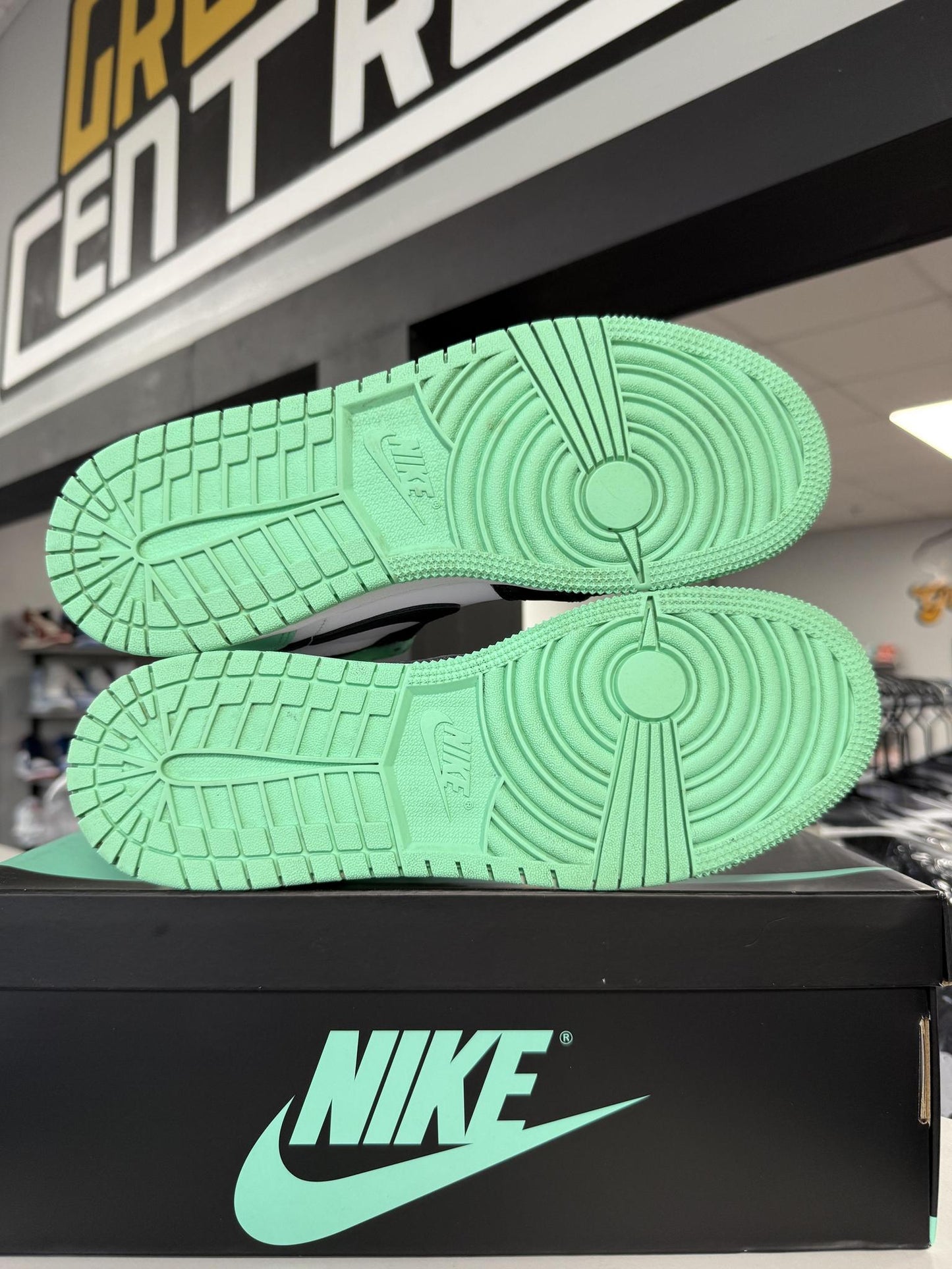 Jordan 1 "Green Glow" Used Size 7Y/8.5W Used