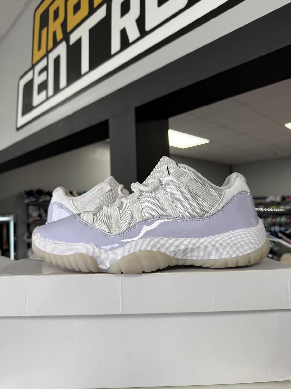 Jordan 11 Low "Pure Violet" Used Size 8.5