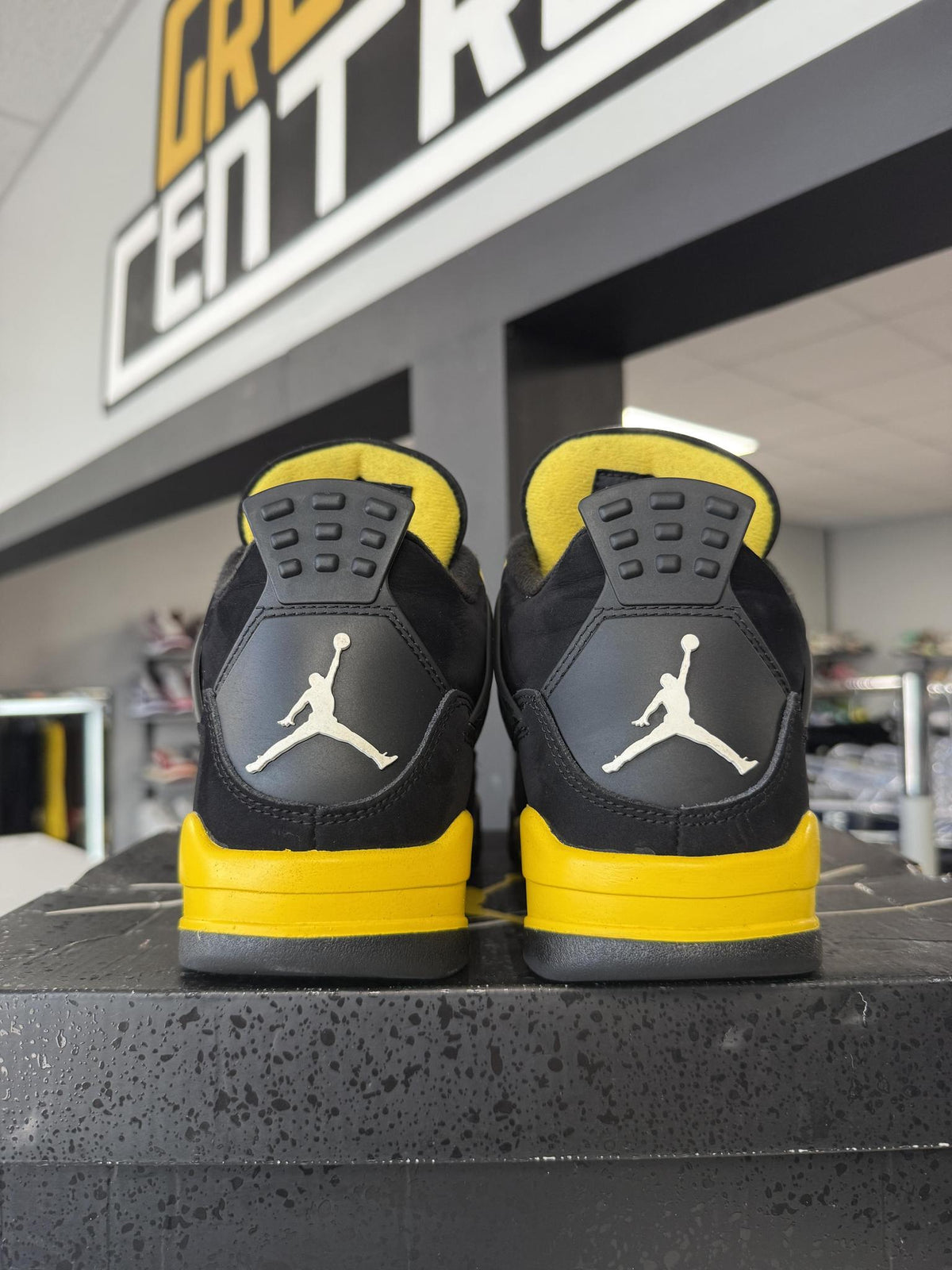 Jordan 4 "Thunder" Used Size 7Y/8.5W