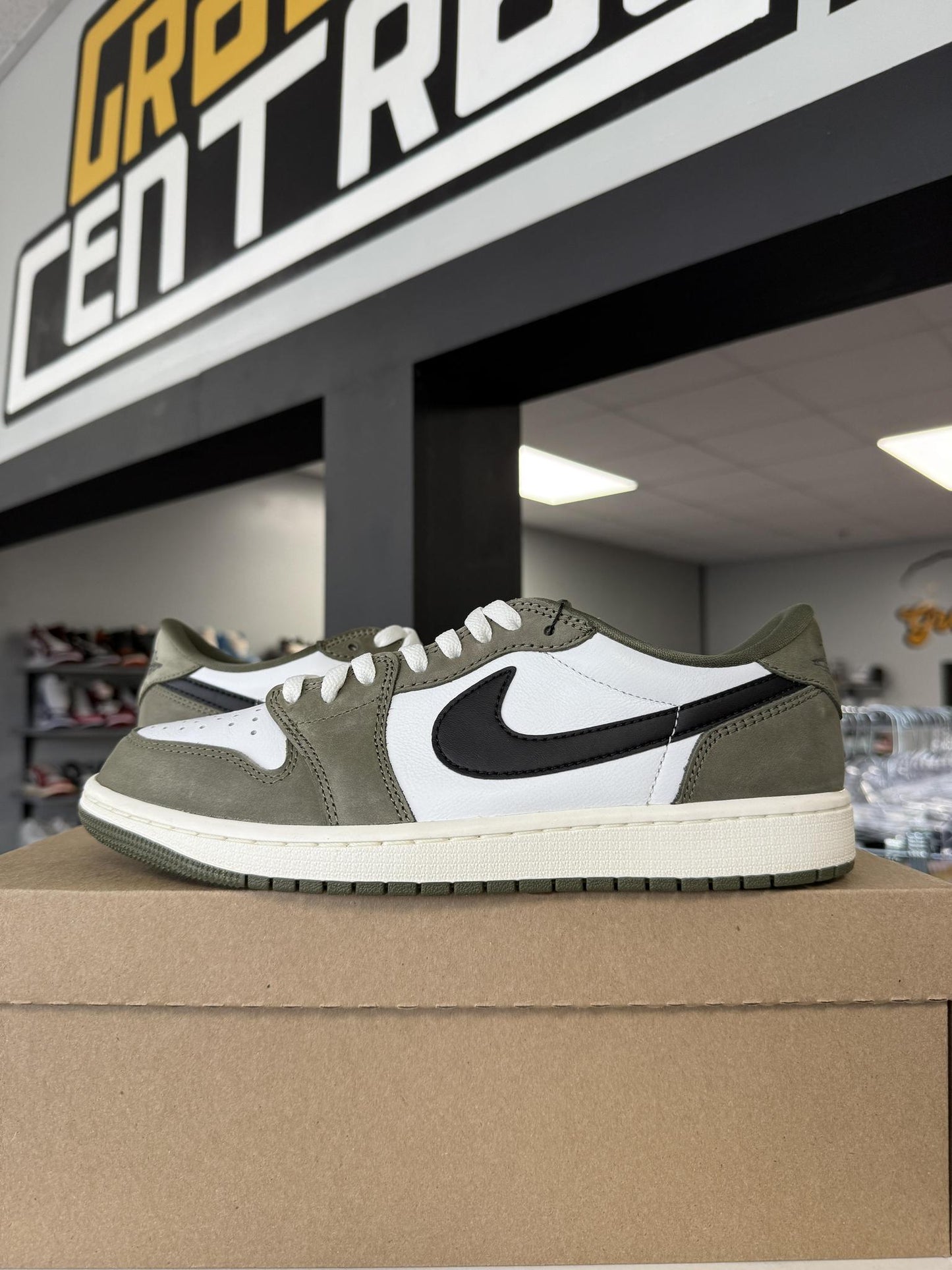 Jordan 1 Low "Medium Olive" Used Size 9.5