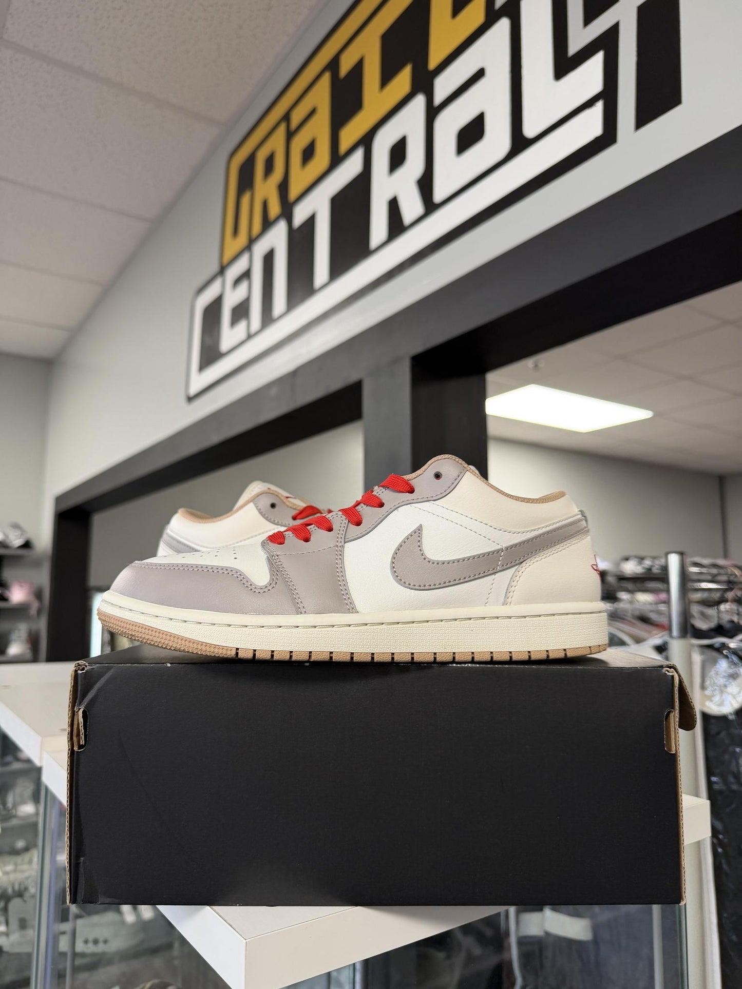 Jordan 1 Low "Sail Fire Red" Used Size 8