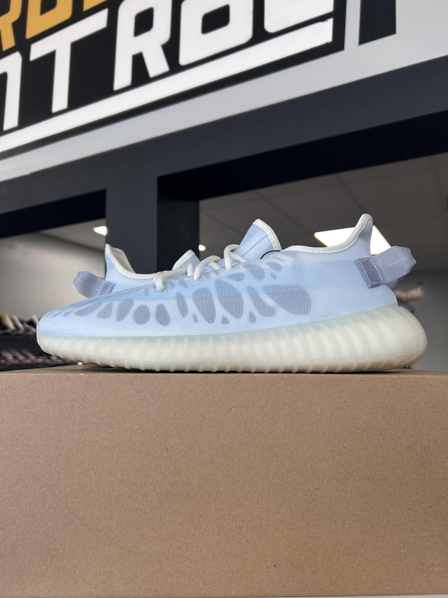 Yeezy 350 V2 "Mono Ice" Used Size 10.5