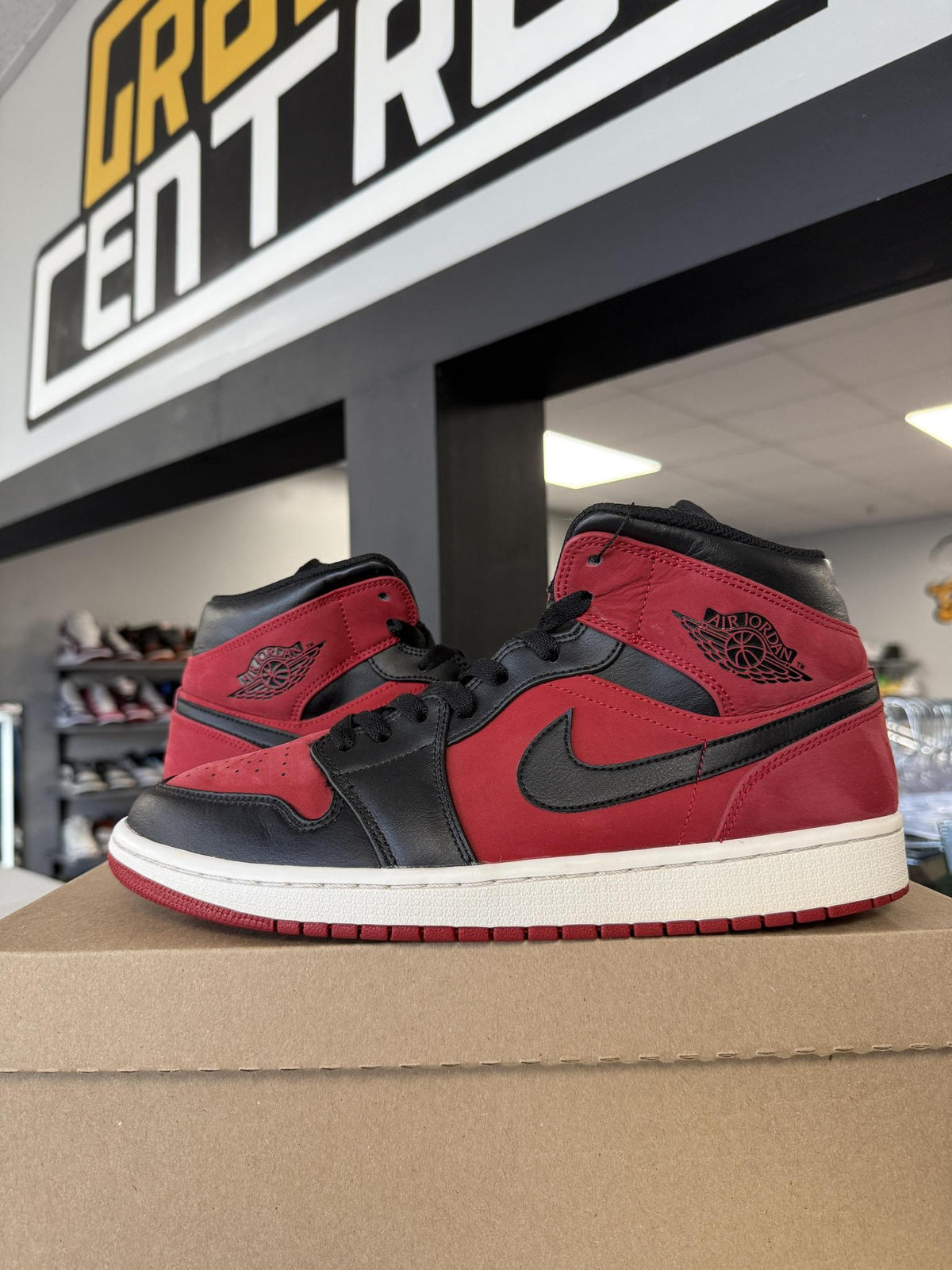 Jordan 1 Mid "Gym Red Black" Used Size 10.5