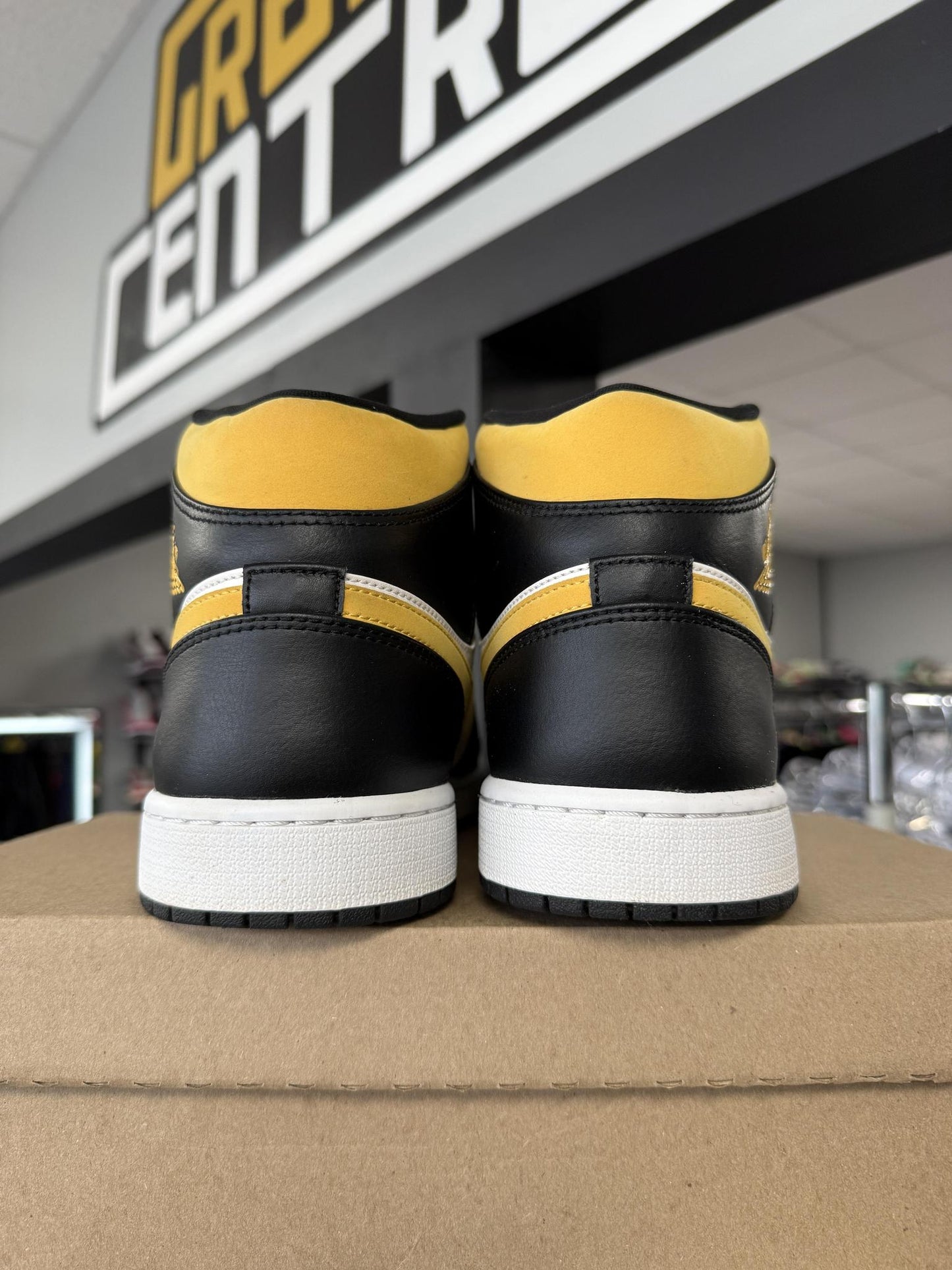 Jordan 1 Mid "Pollen" Used Size 14