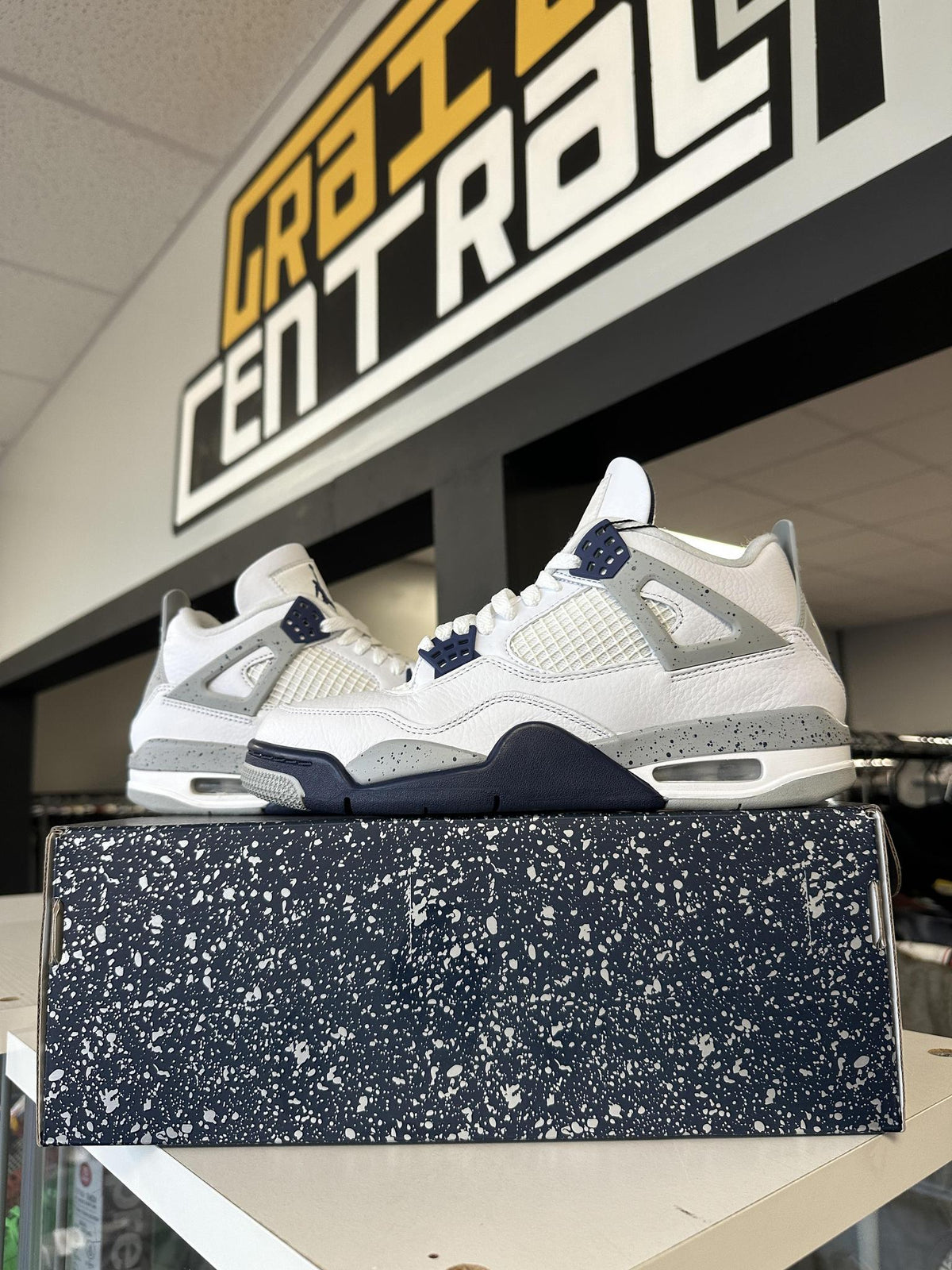 Jordan 4 "Midnight Navy" Size 8 Used