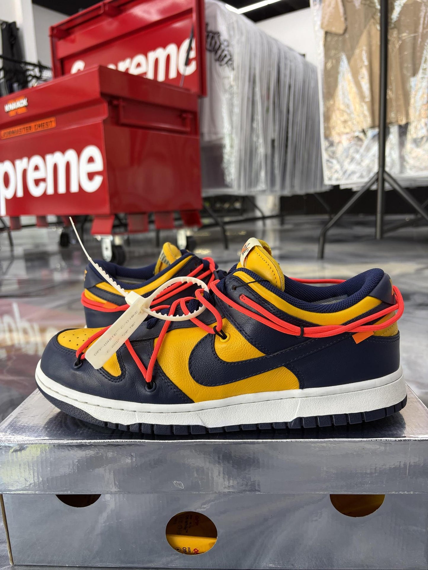 Nike Dunk Low Off White "University Gold" Used Size 11