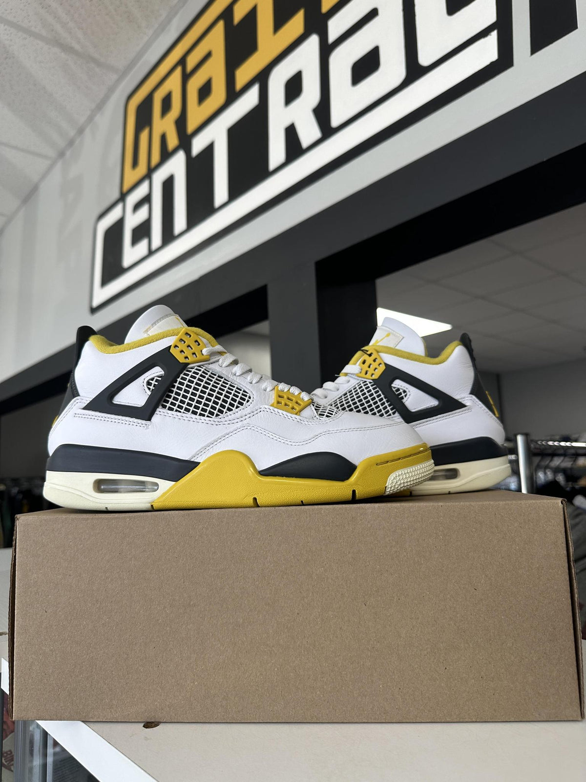 Jordan 4 Vivid Sulfur Used