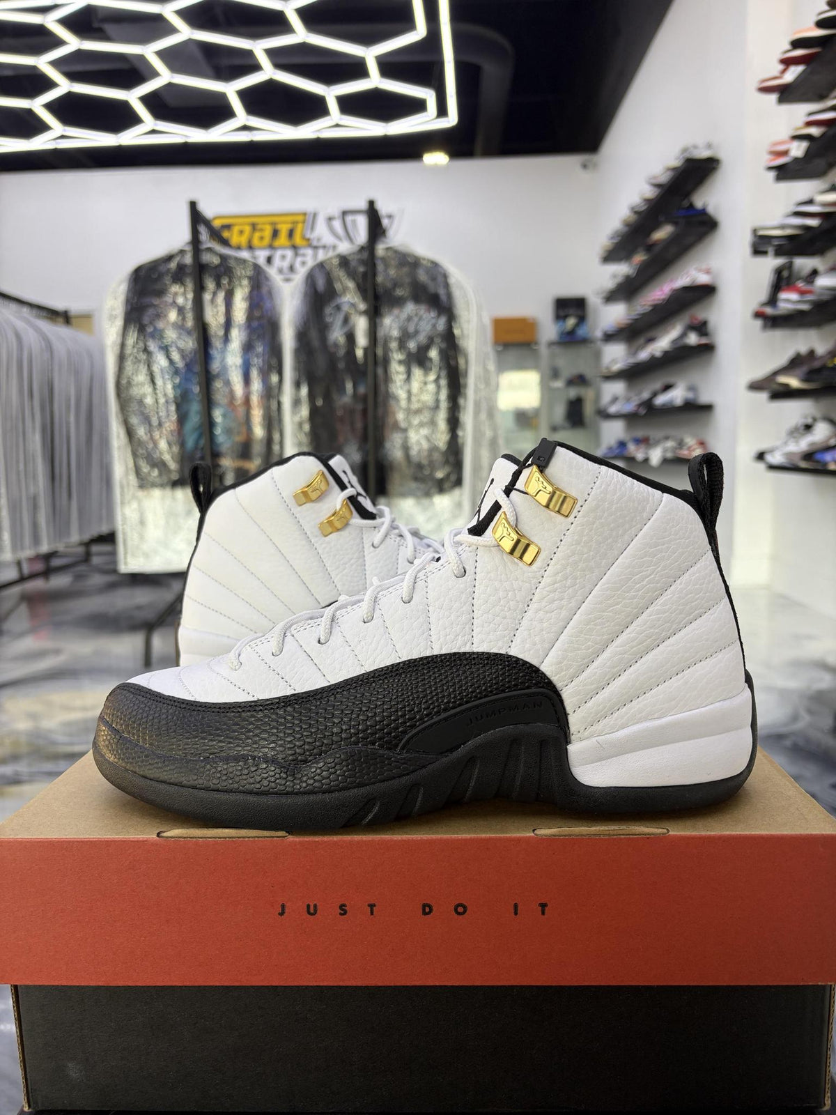 Jordan 12 "Taxi" Used Size 7Y/8.5W