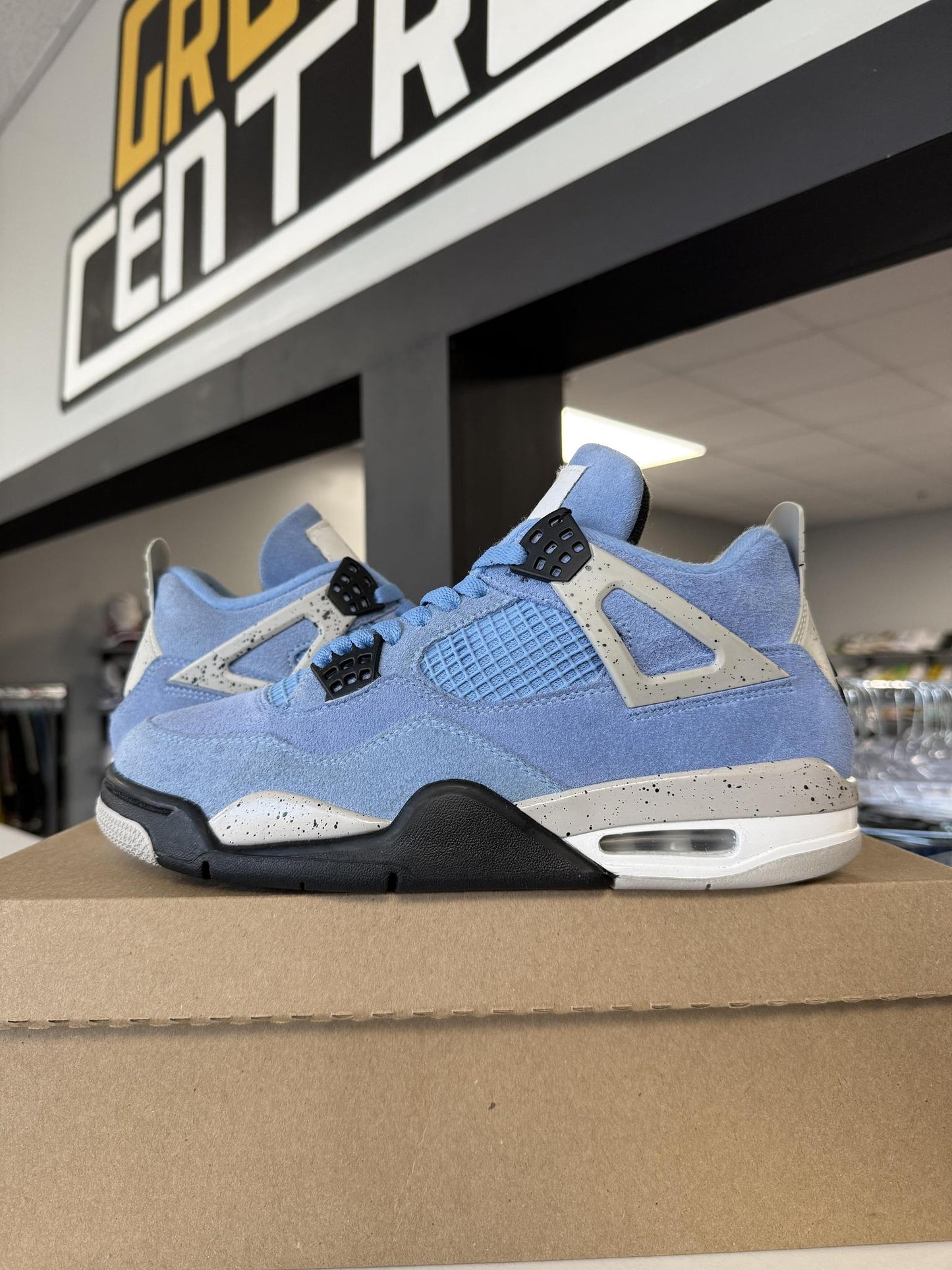 Jordan 4 "University Blue" Used Size 8.5