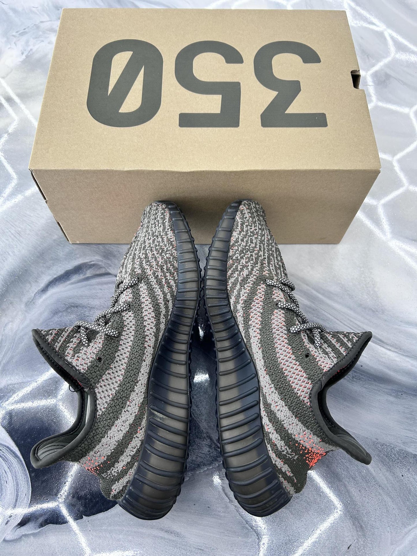 Yeezy 350 V2 "Carbon Beluga" Used Size 9