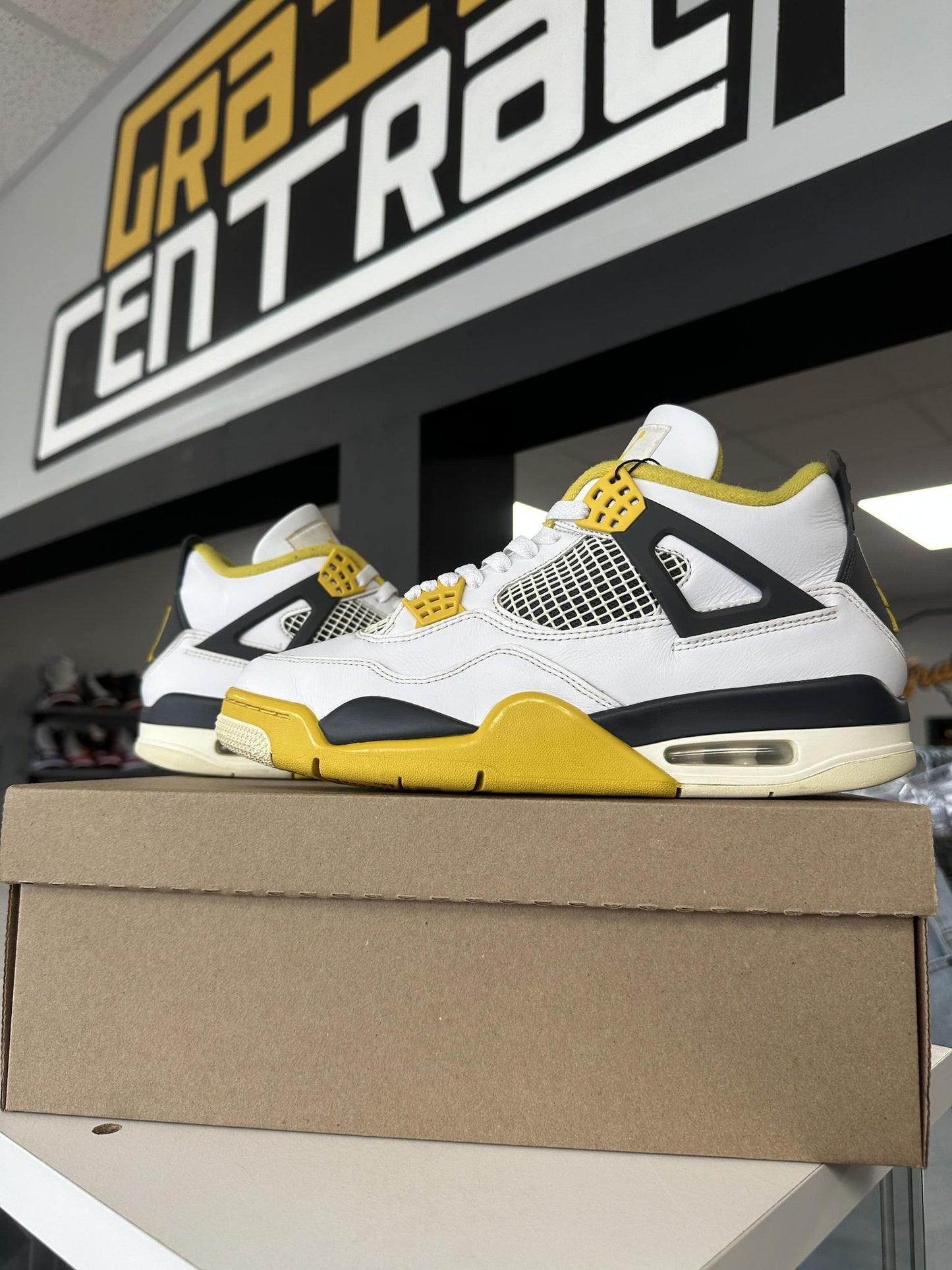 Jordan 4 "Vivid Sulfur" Size 10.5