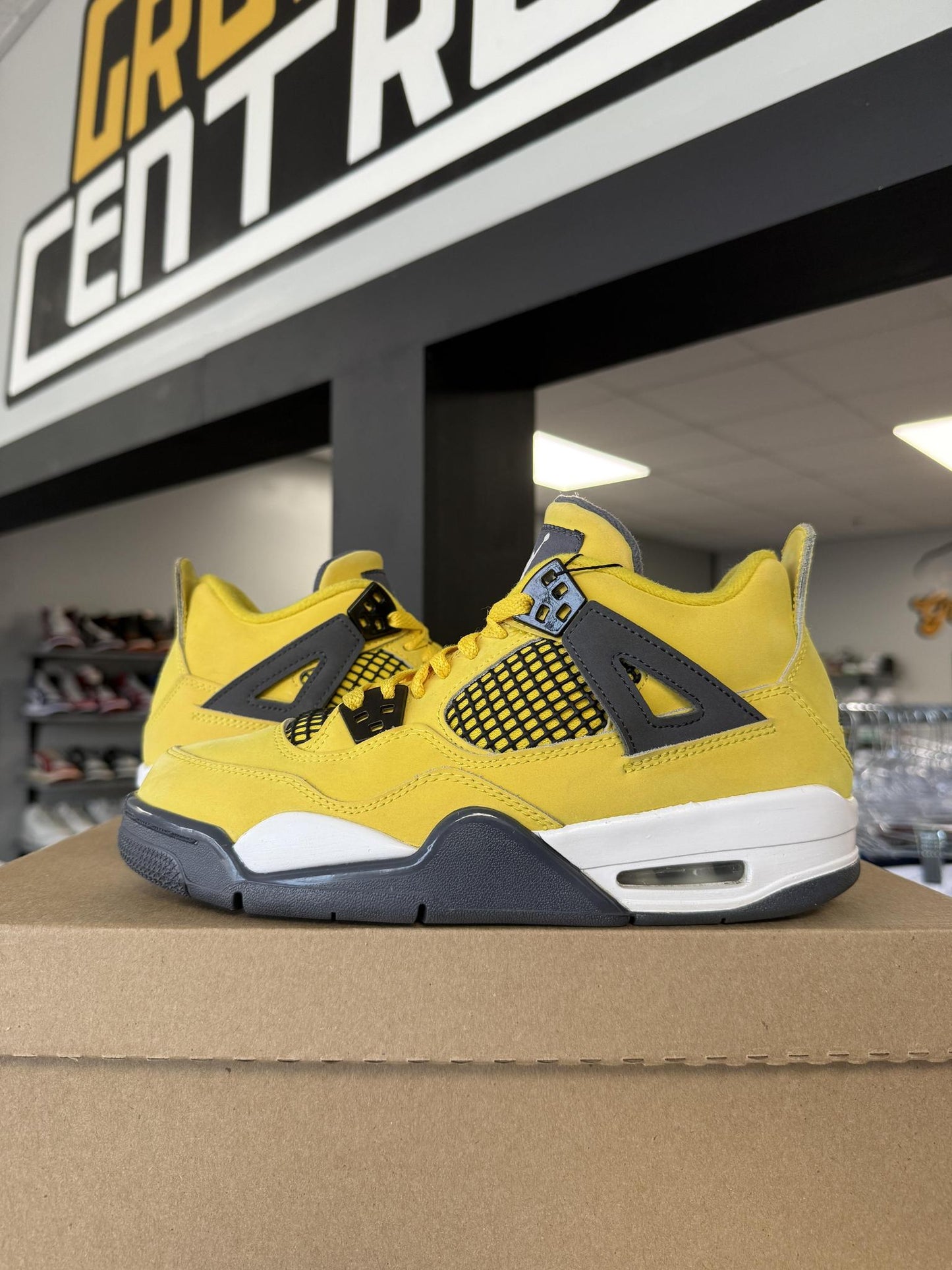 Jordan 4 "Lightning" Used Size 6Y/7.5W