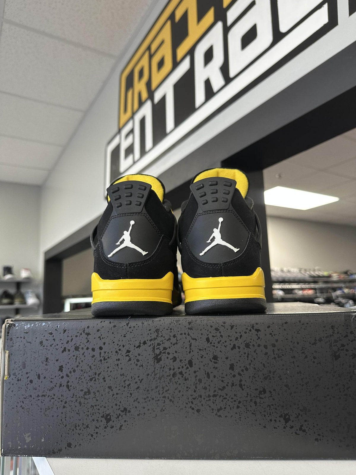 Jordan 4 "Thunder" Used Size 8.5