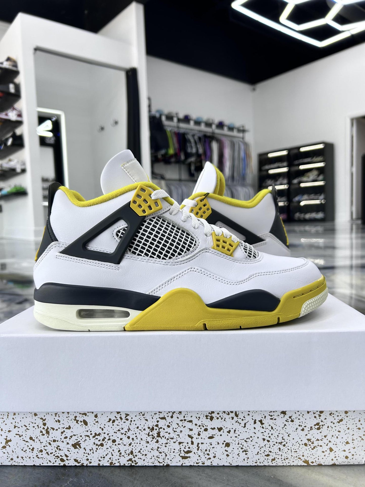 Jordan 4 "Vivid Sulfur" Used Size 10.5M/12W