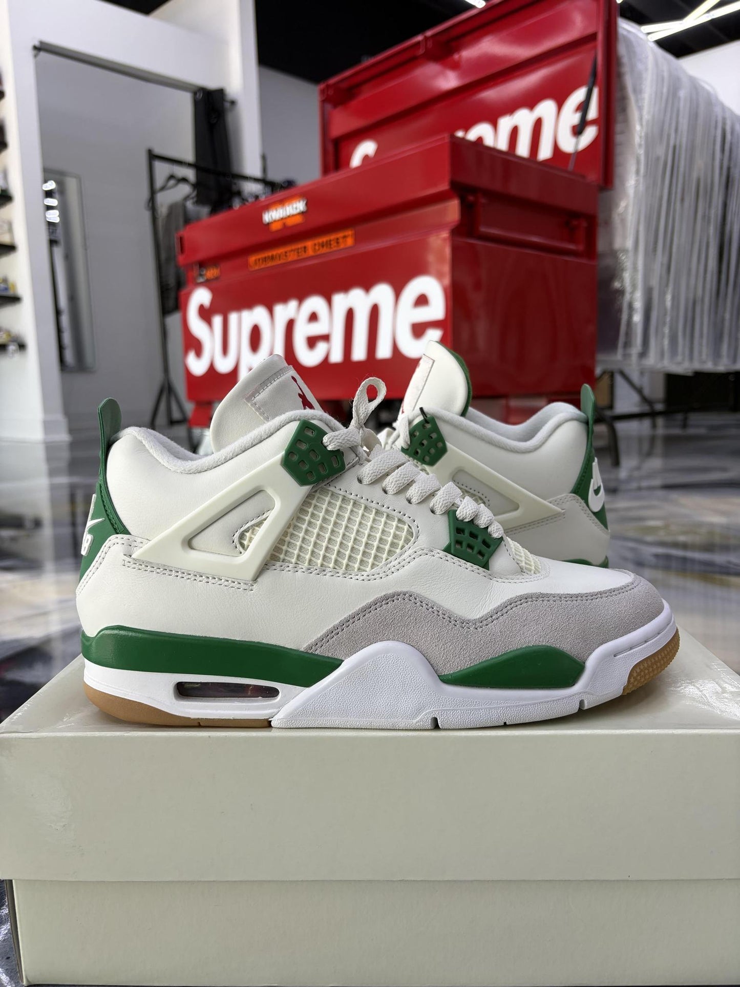 Jordan 4 SB "Pine Green" Used Size 9